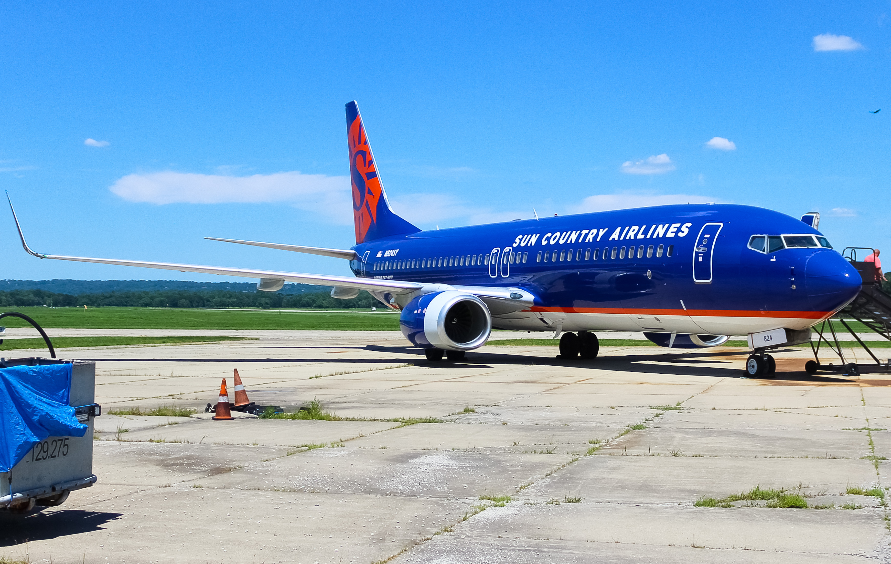 Full size: Sun Country Airlines Boeing 737-800 N824SY at Cincinnati Municipal Airport/Lunken Field