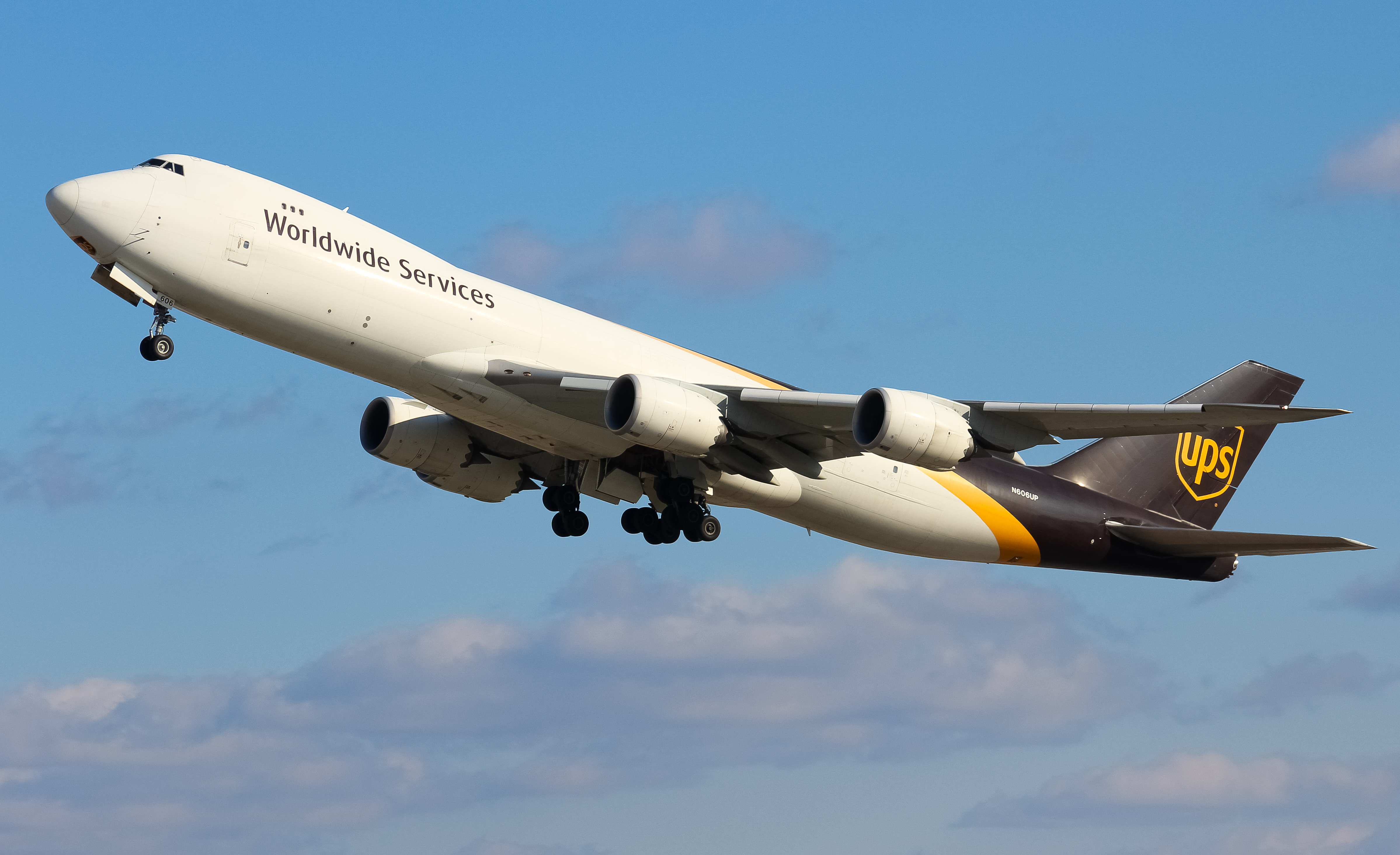 Full size: United Parcel Service Boeing 747-8F N606UP at Louisville Muhammad Ali International Airport