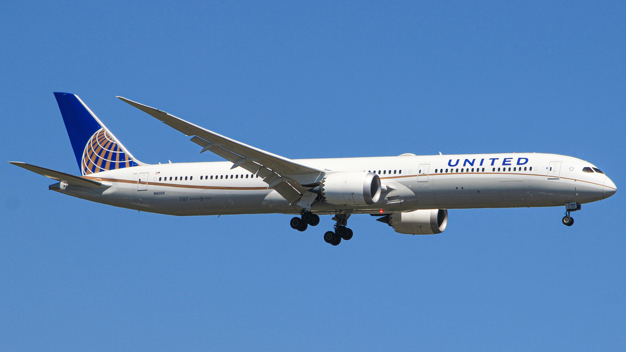 Full size: United Airlines Boeing 787-10 N16009 at Washington Dulles International Airport