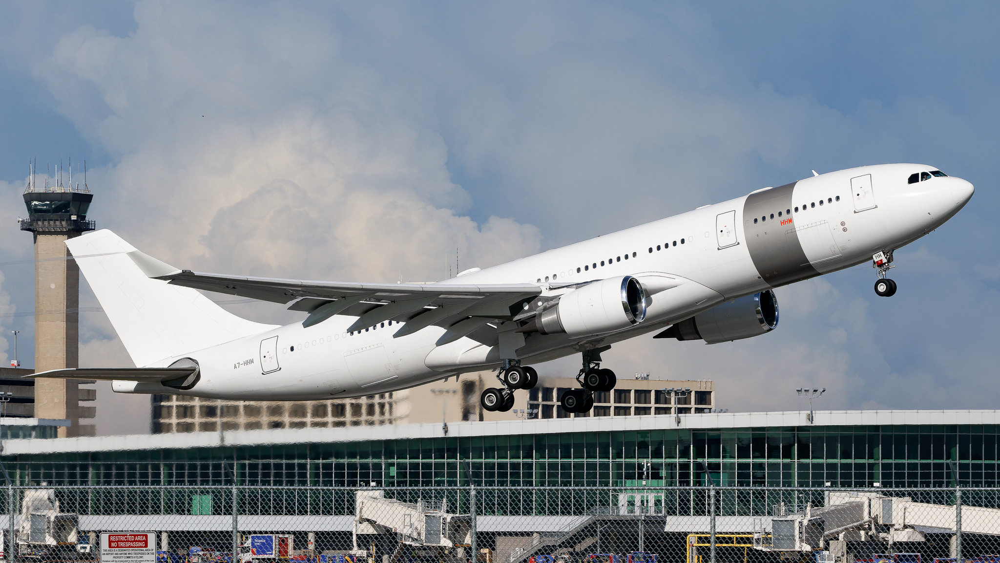 Full size: Qatar Amiri Flight Airbus A330-200 A7-HHM at Tampa International Airport