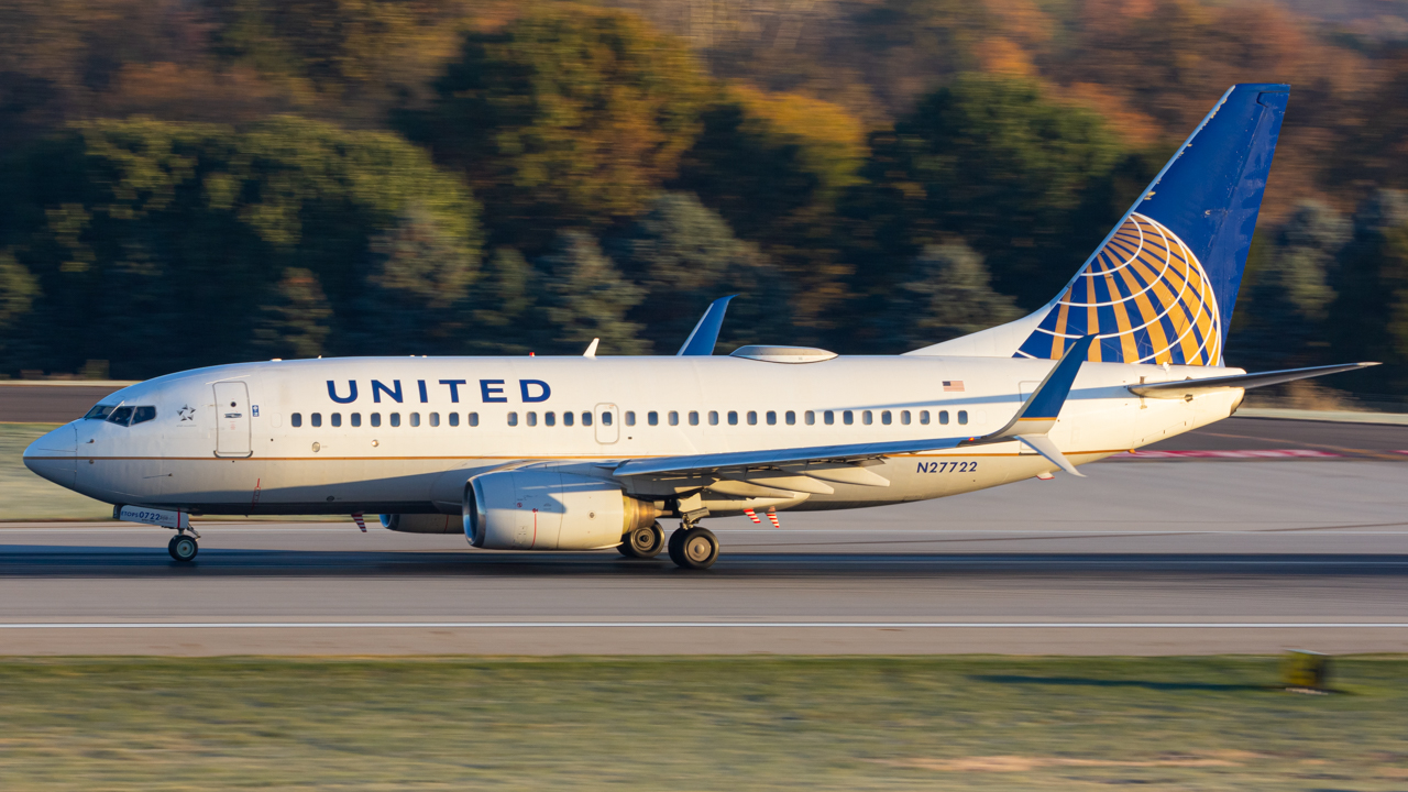 Full size: United Airlines Boeing 737-700 N27722 at John Glenn Columbus International Airport