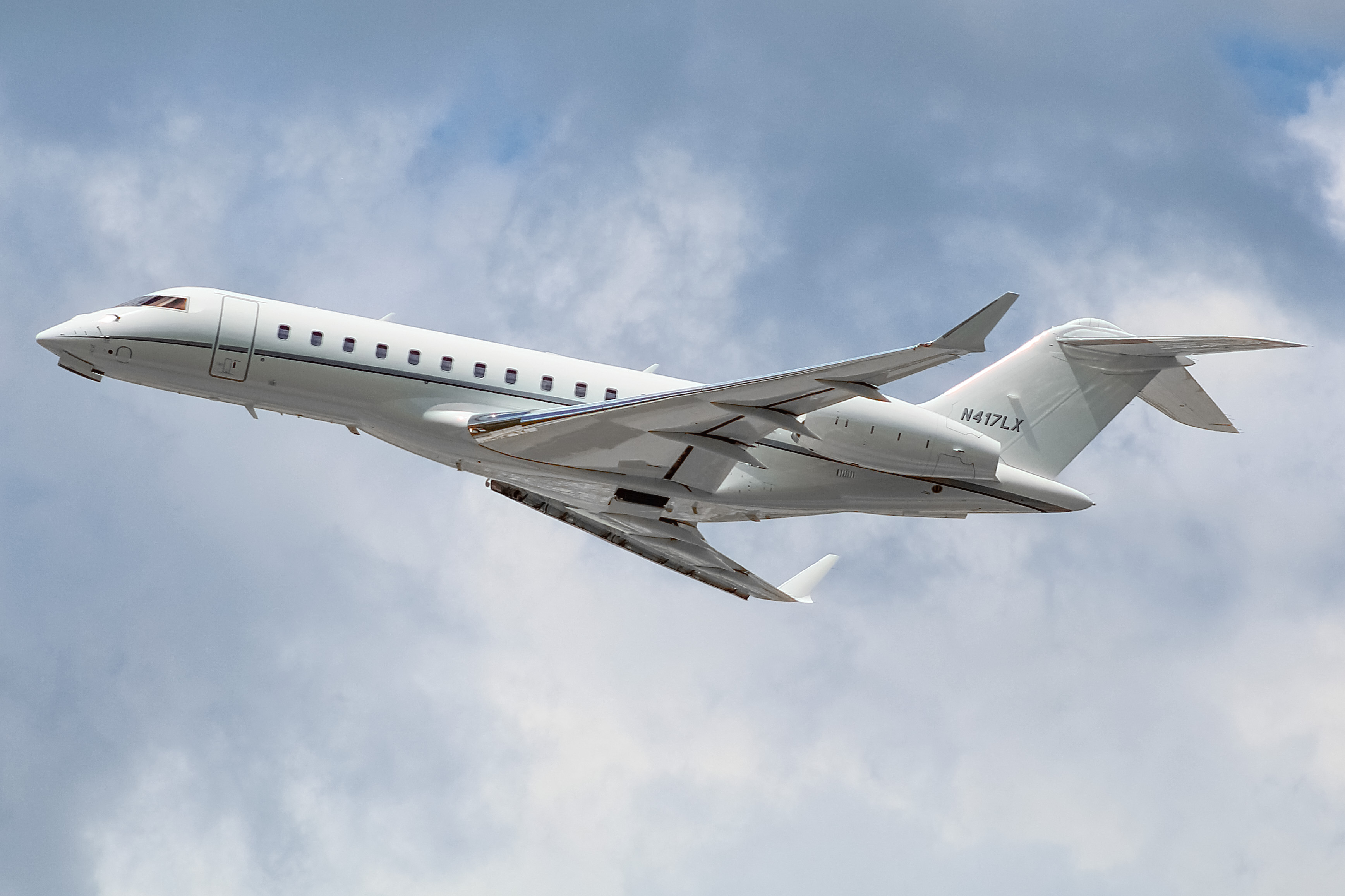 Full size: PRIVATE Bombardier Global 6000 N417LX at General Mitchell International Airport