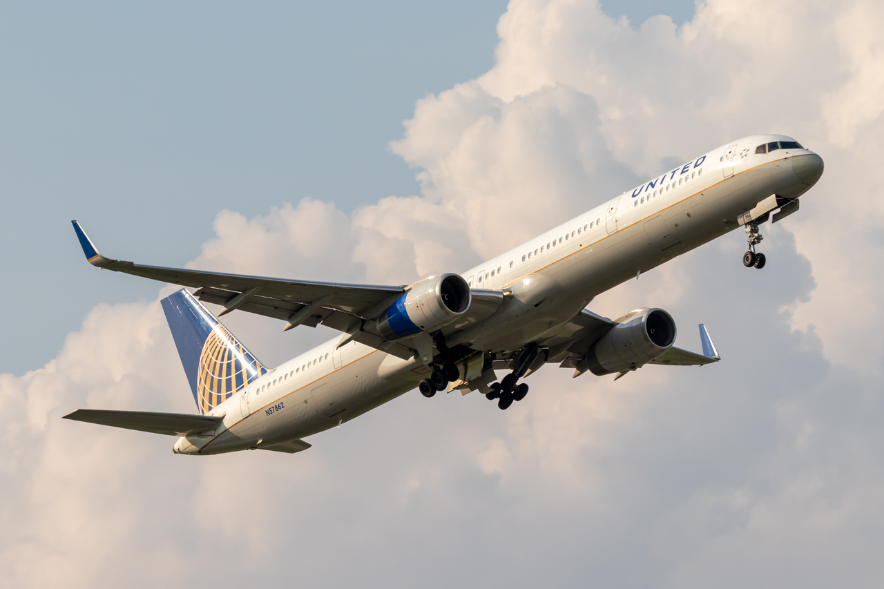Full size: United Airlines Boeing 757-300 N57862 at Baltimore/Washington International Thurgood Marshall Airport