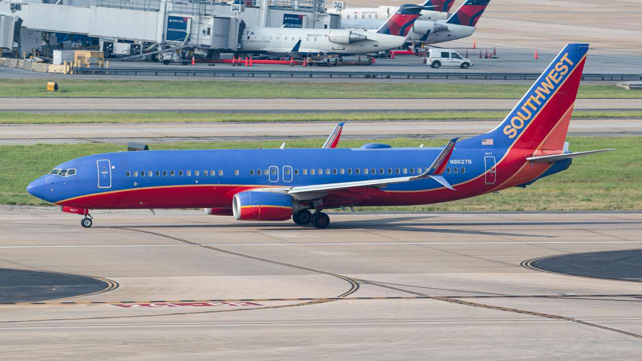 Full size: Southwest Airlines Boeing 737-800 N8627B at Hartsfield-Jackson Atlanta International Airport
