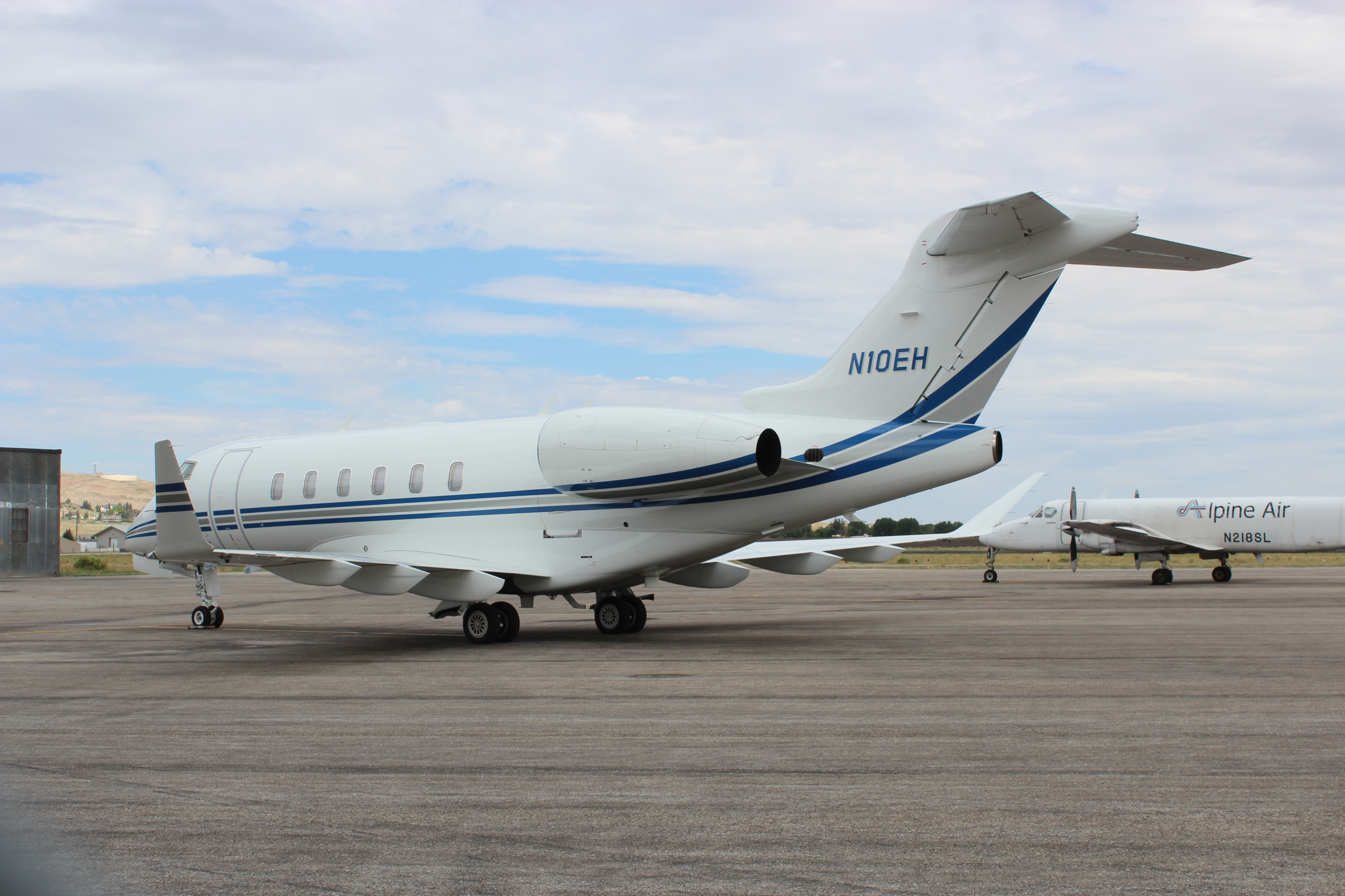 Full size: Private Bombardier Challenger 350  N10EH at Rawlins Municipal Airport