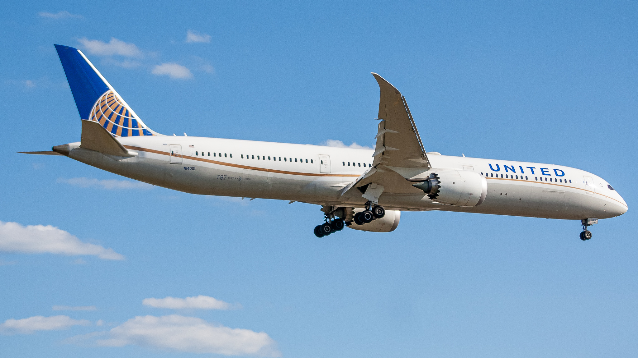 Full size: United Airlines Boeing 787-10 N14001 at Newark Liberty International Airport