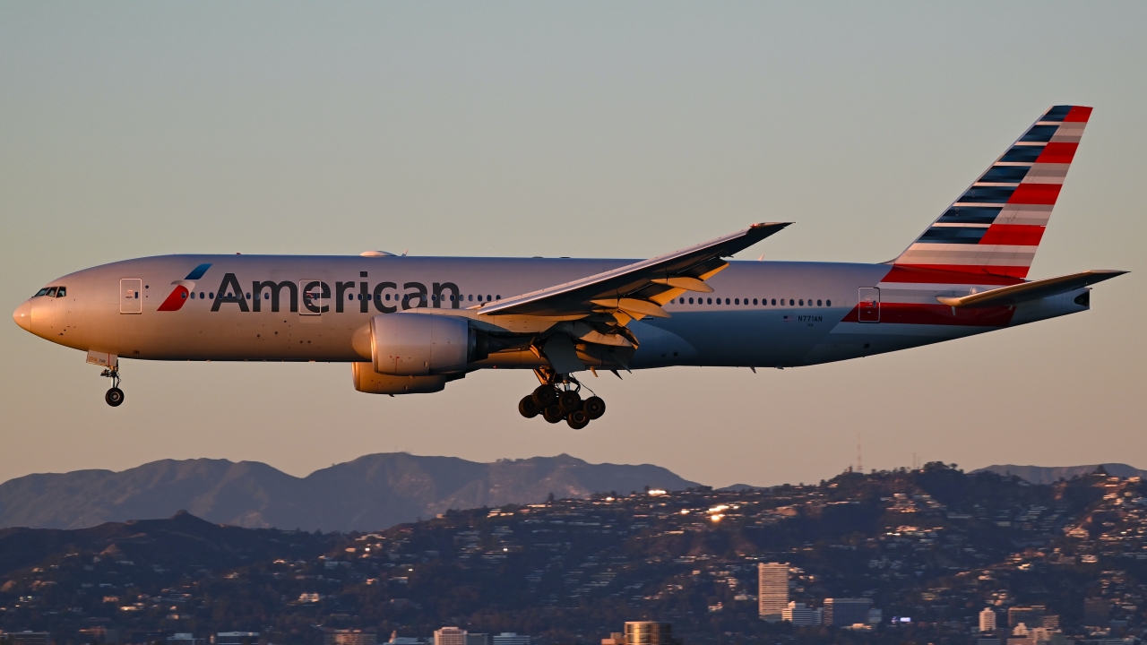Full size: American Airlines Boeing 777-200ER N771AN at Los Angeles International Airport