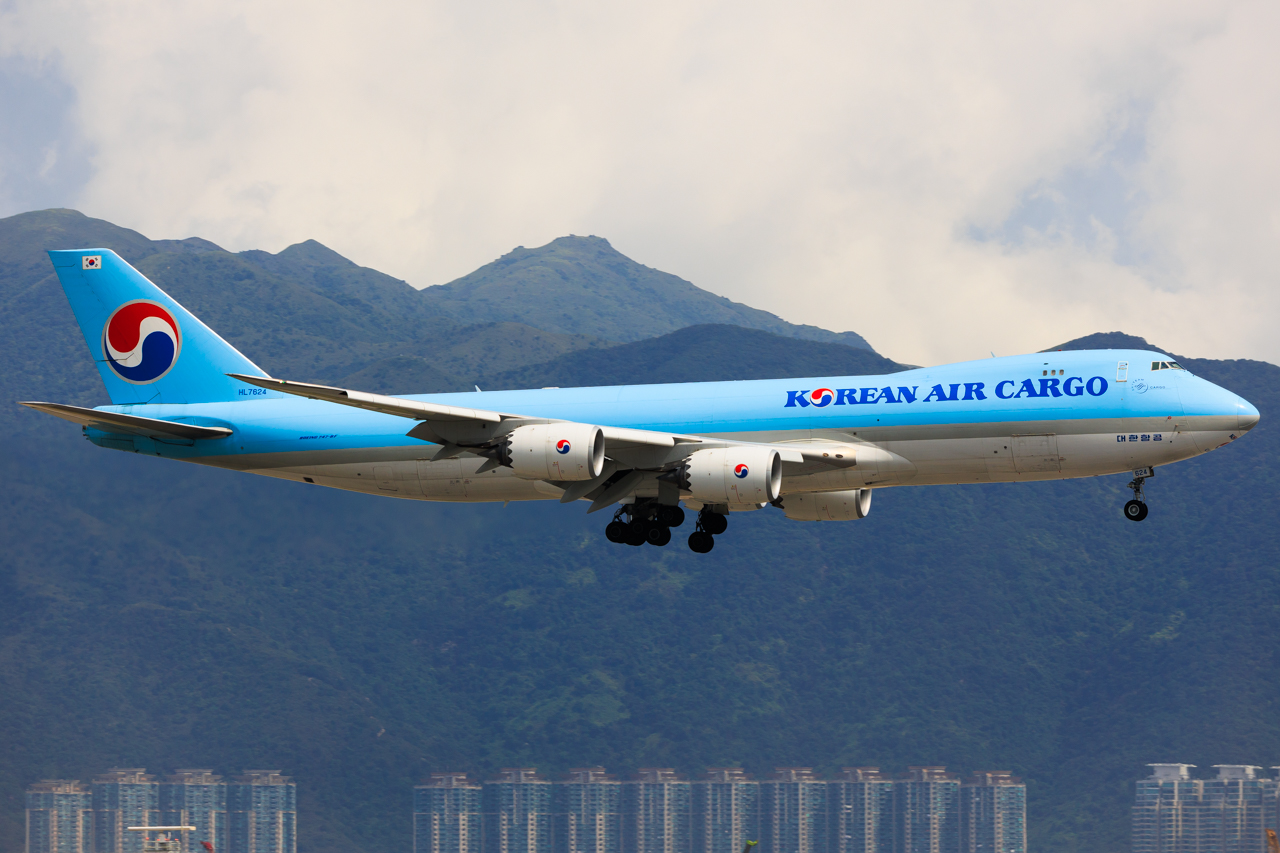 Full size: Korean Air Cargo Boeing 747-8F HL7624 at Hong Kong International Airport