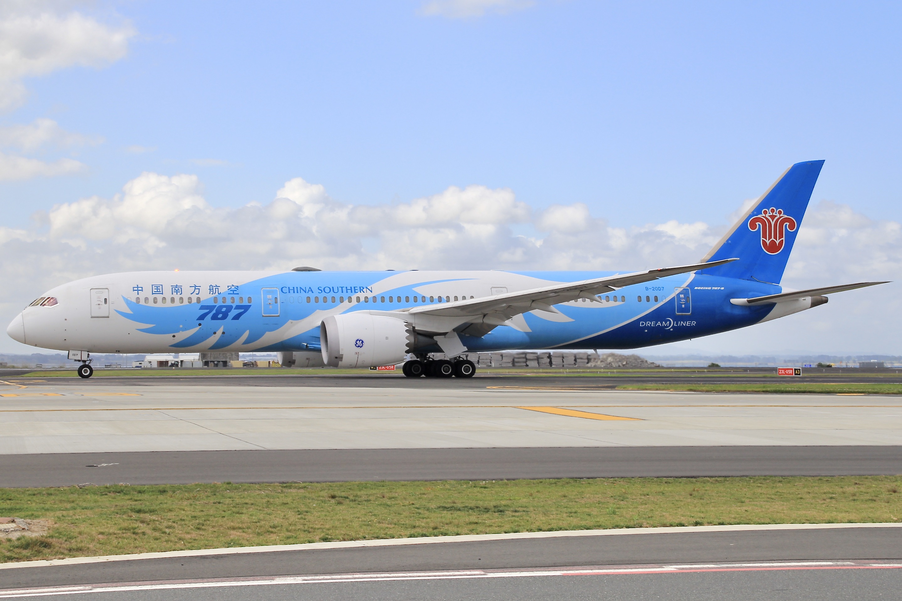 Full size: China Southern Airlines Boeing 787-9 B-20D7 at Auckland International Airport