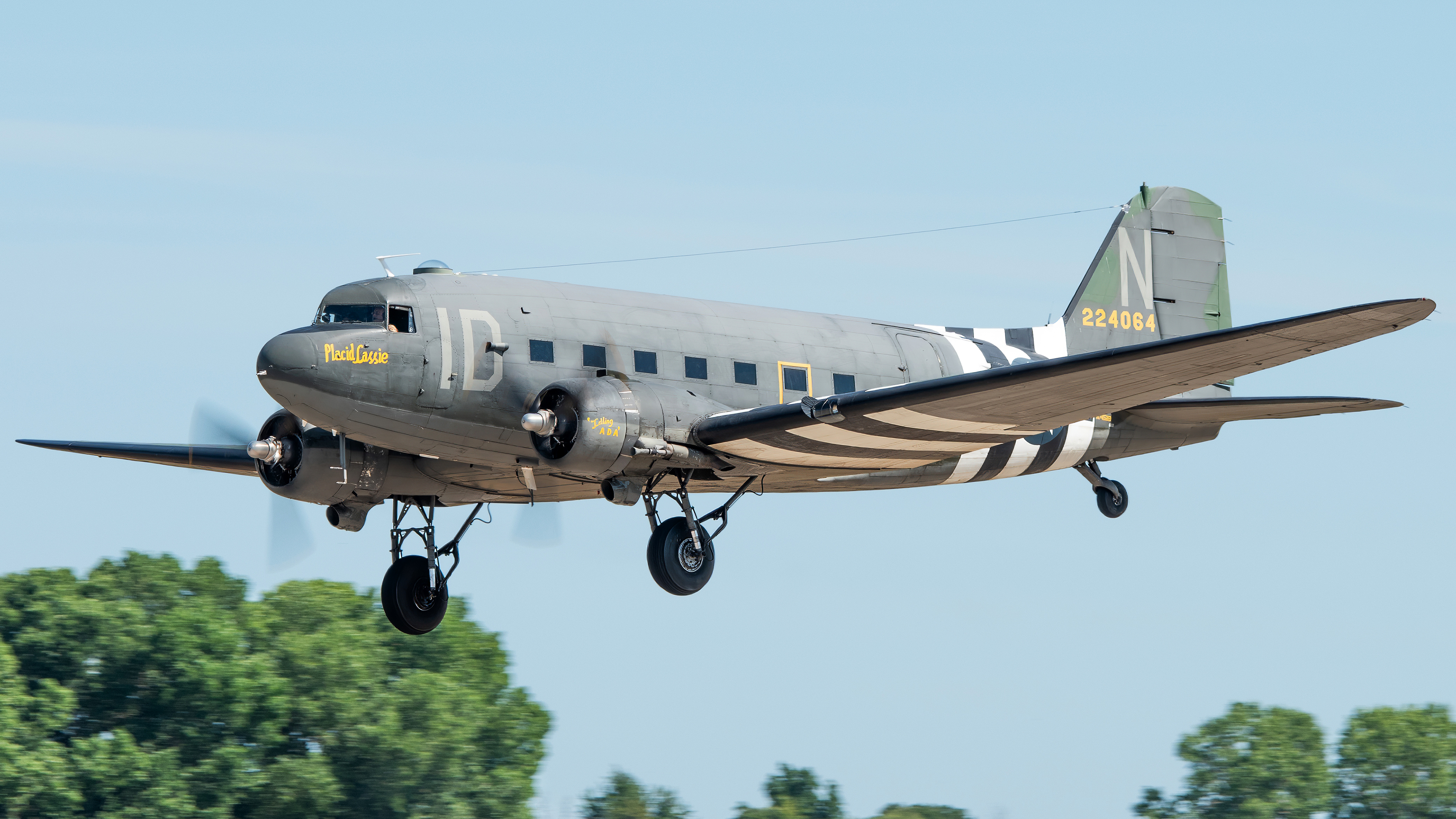 Full size: PRIVATE Douglas DC-3 N74589 at Wittman Regional Airport