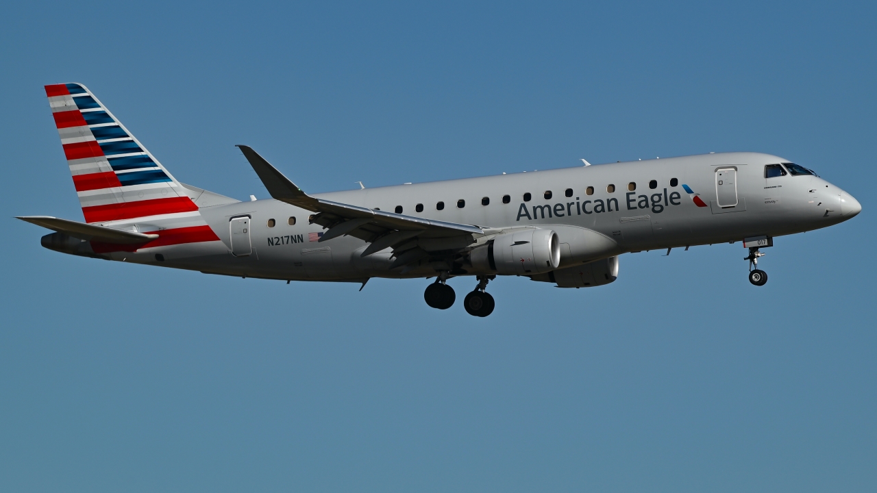 Full size: American Eagle Embraer E175 N217NN at Dallas-Fort Worth International Airport