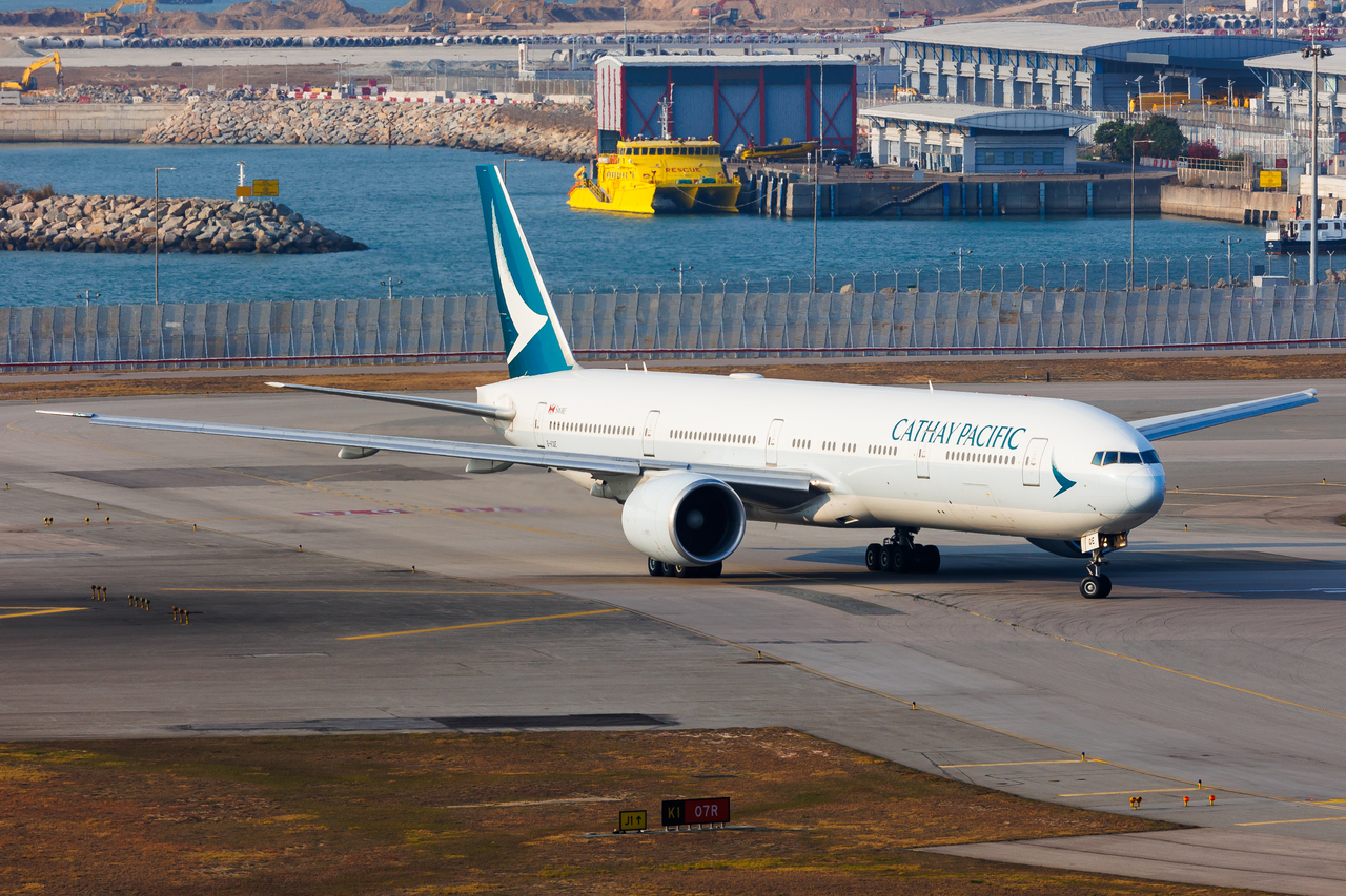 Full size: Cathay Pacific Boeing 777-300ER B-KQE at Hong Kong International Airport