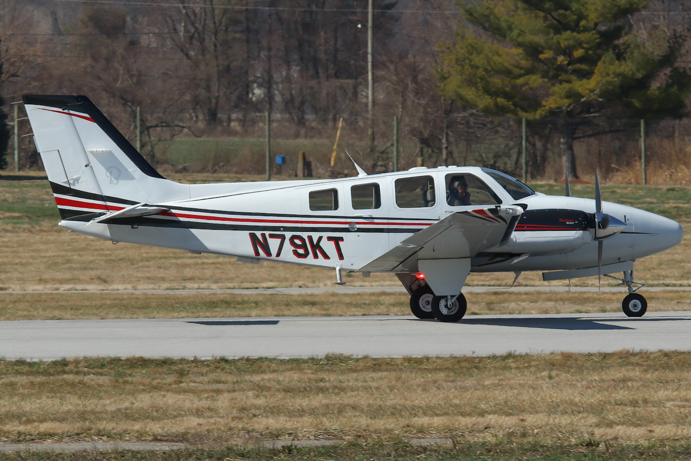 Full size: PRIVATE Beechcraft 58 Baron N79KT at York Airport