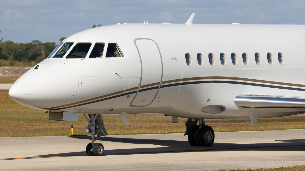 Full size: PRIVATE Dassault Falcon 2000EX N681ZL at Naples Municipal Airport