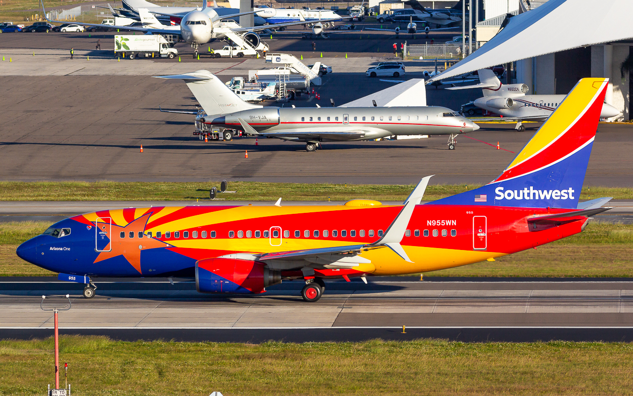 Full size: Southwest Airlines Boeing 737-700 N955WN at Tampa International Airport