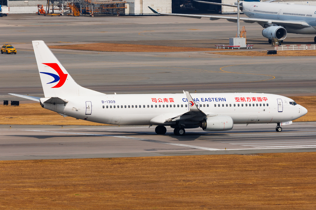 Full size: China Eastern Airlines Boeing 737-800 B-1309 at Hong Kong International Airport