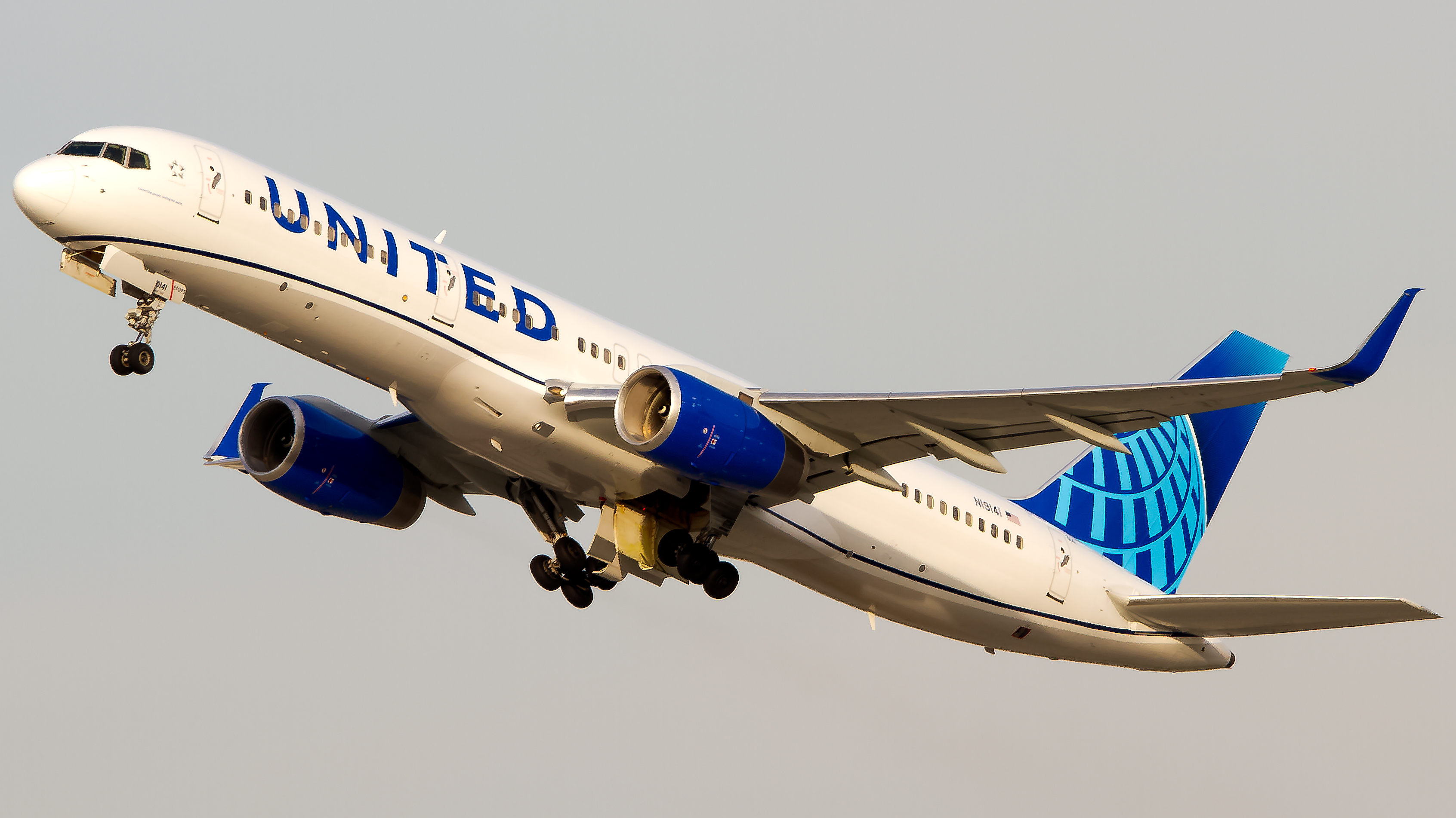 Full size: United Airlines Boeing 757-200 N19141 at Los Angeles International Airport
