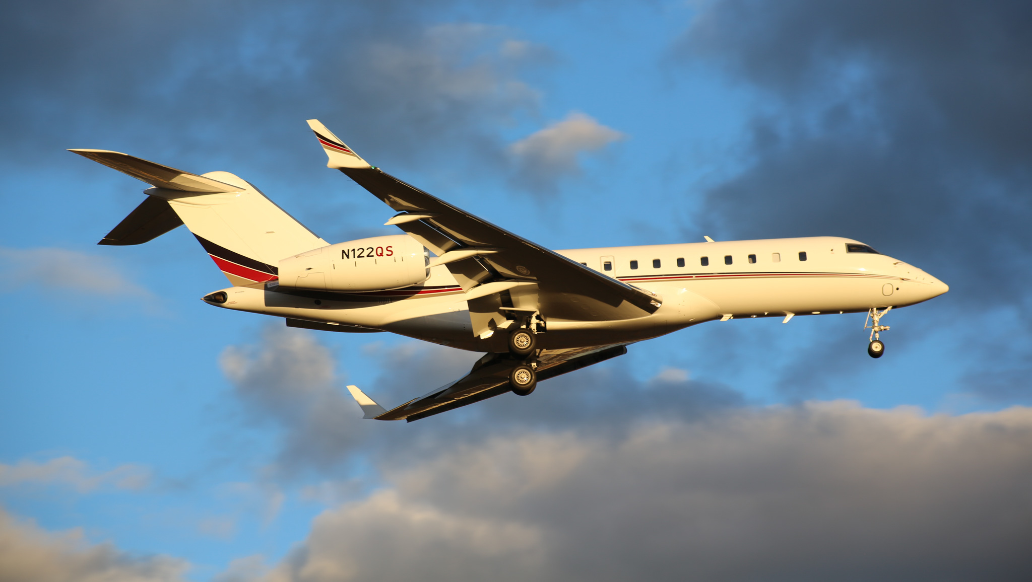 Full size: NetJets Bombardier Global 6500 N122QS at Teterboro Airport