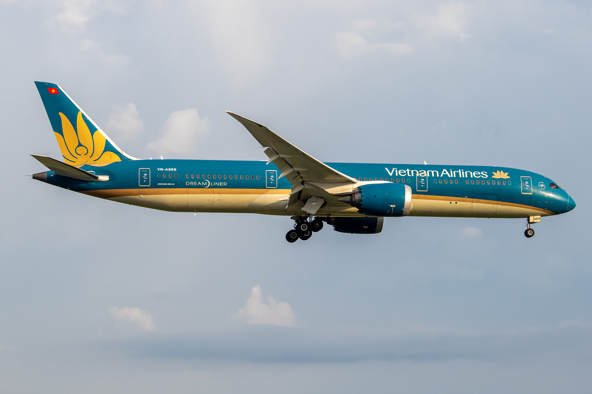 Full size: Vietnam Airlines Boeing 787-9 VN-A869 at Tan Son Nhat International Airport