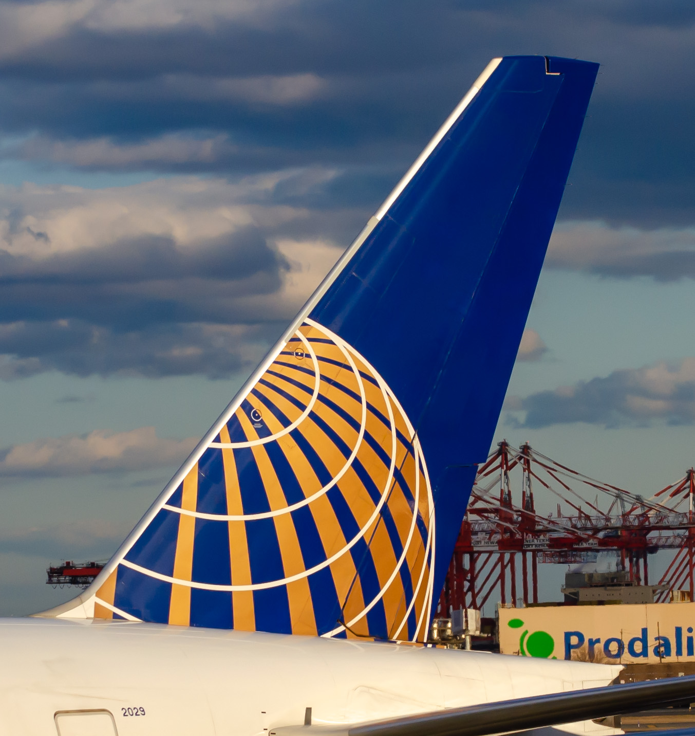 Full size: United Airlines Boeing 777-200 N229UA at Newark Liberty International Airport
