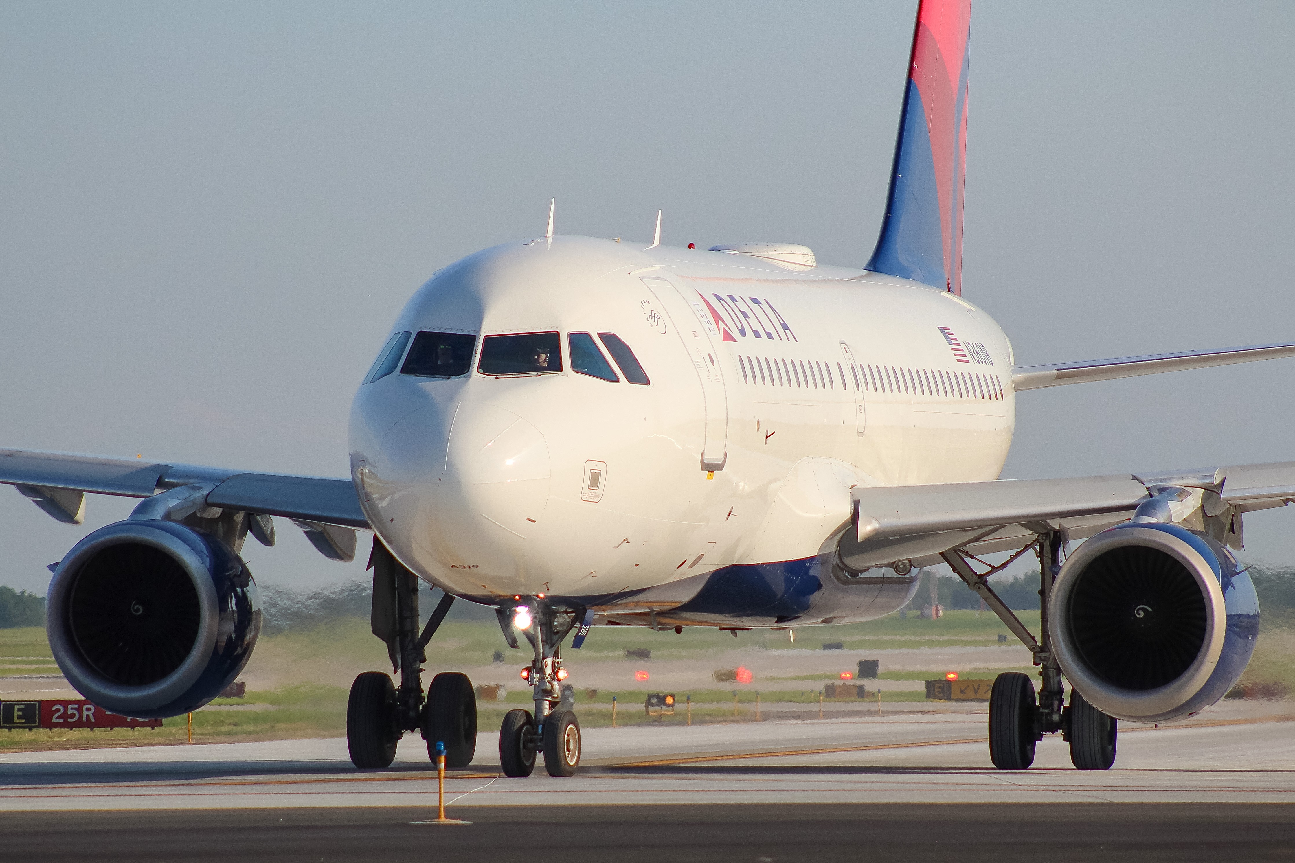 Full size: Delta Airlines Airbus A319 N360NB at General Mitchell International Airport