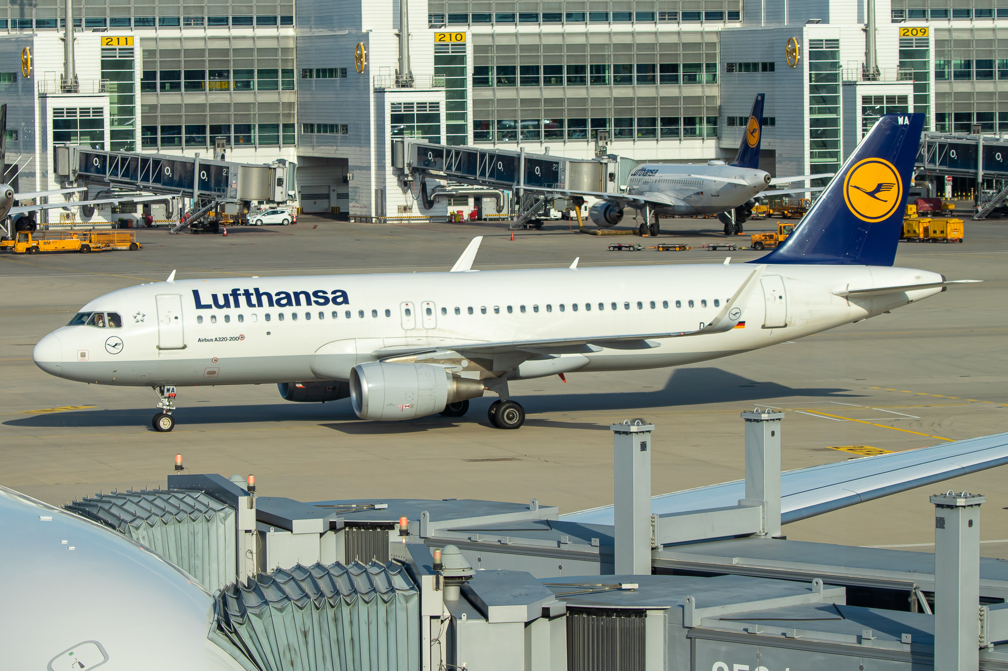 Full size: Lufthansa Airbus A320 D-AIWA at Munich International Airport