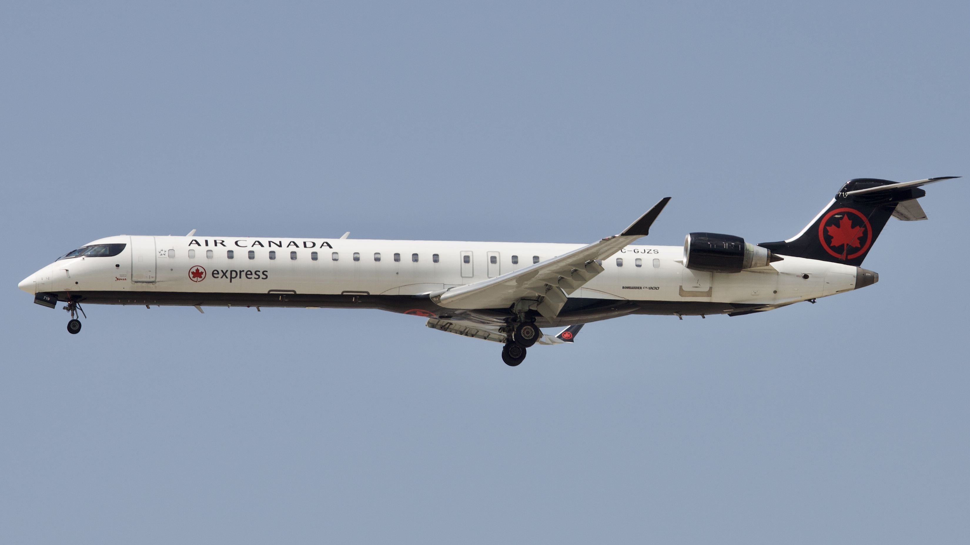 Full size: Air Canada Express Mitsubishi CRJ-900 C-GJZS at Houston-George Bush Intercontinental Airport