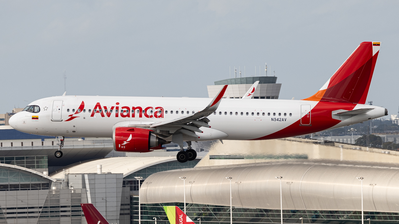 Full size: Avianca Airbus A320NEO N942AV at Miami International Airport
