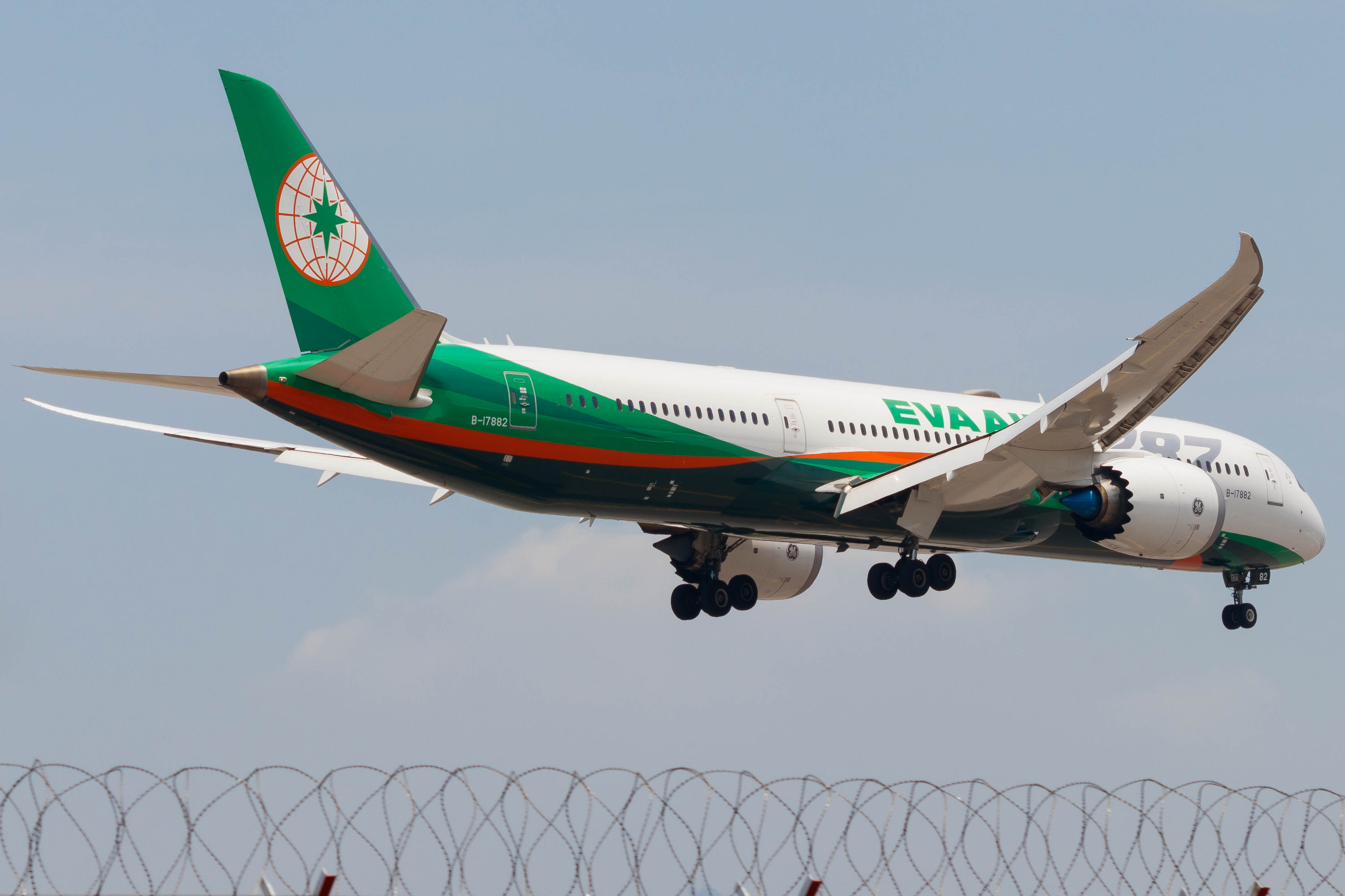 Full size: EVA Air Boeing 787-9 B-17882 at Hong Kong International Airport