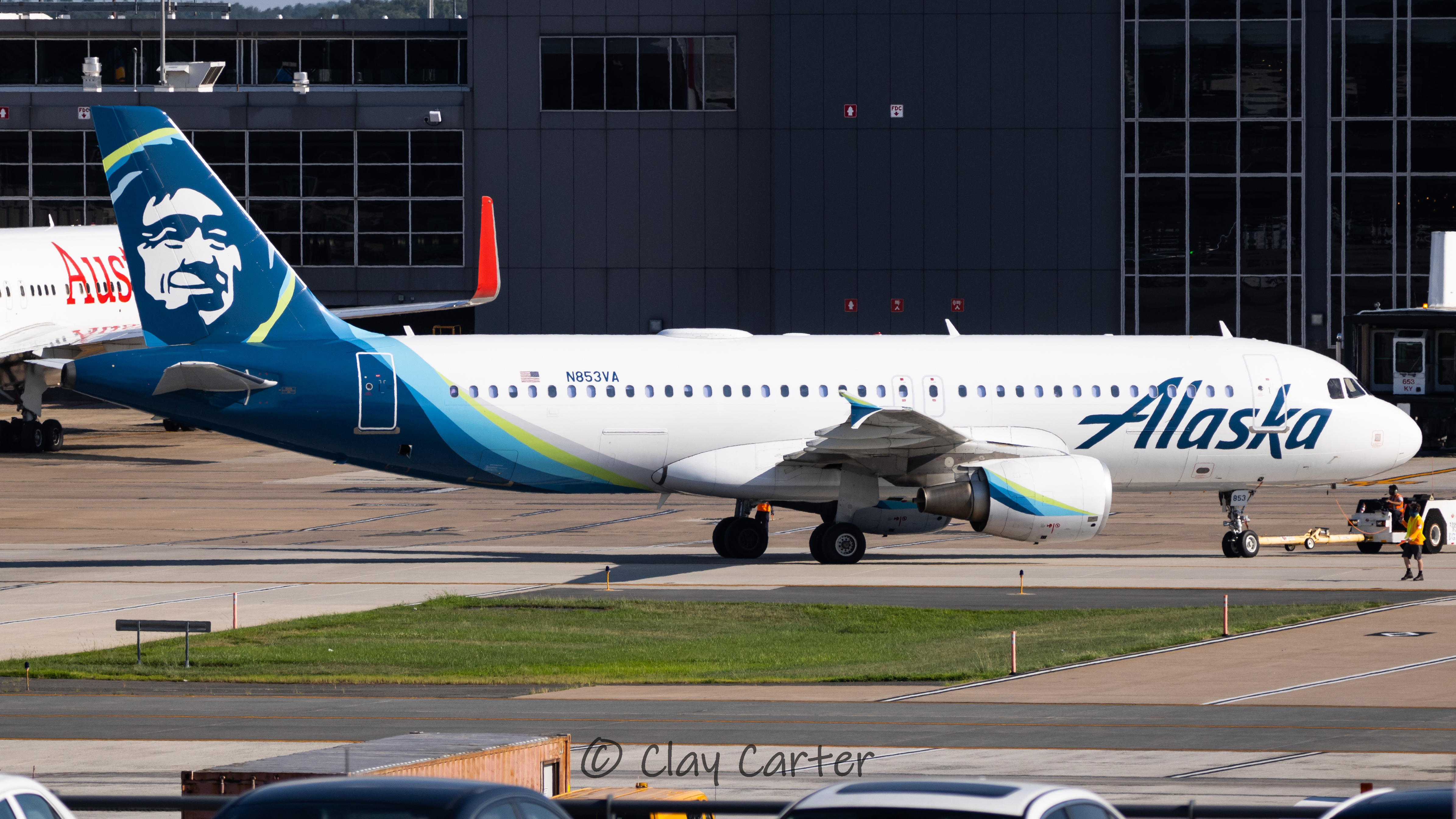 Full size: Alaska Airlines Airbus A320 N853VA at Washington Dulles International Airport