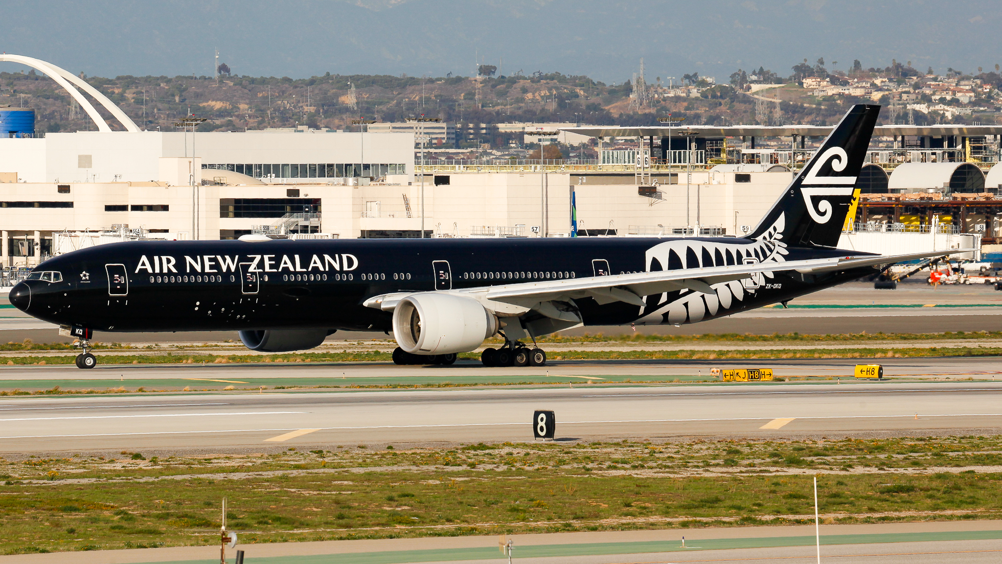 Full size: Air New Zealand Boeing 777-300ER ZK-OKQ at Los Angeles International Airport