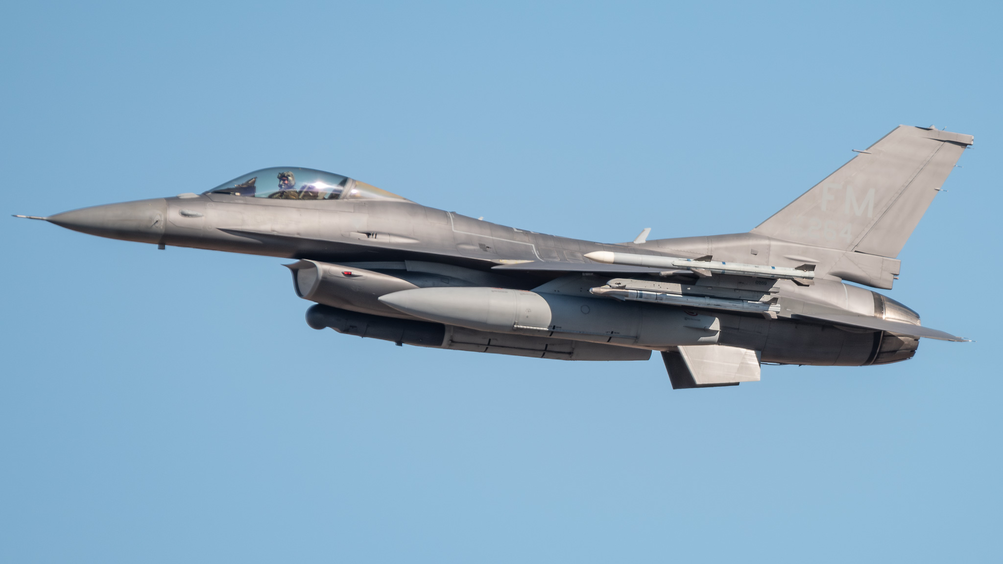 Full size: USAF - United States Air Force General Dynamics F-16 Fighting Falcon 86-0264 at Atlantic City International Airport