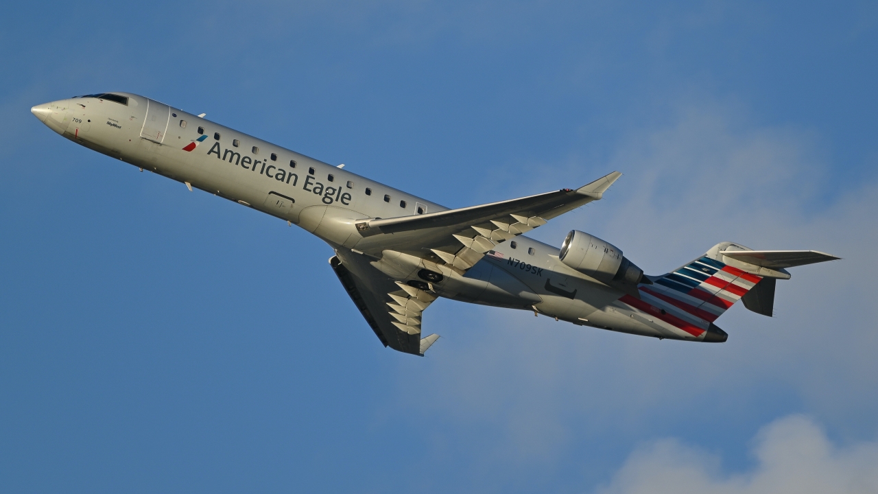 Full size: American Eagle Mitsubishi CRJ-700 N709SK at Los Angeles International Airport