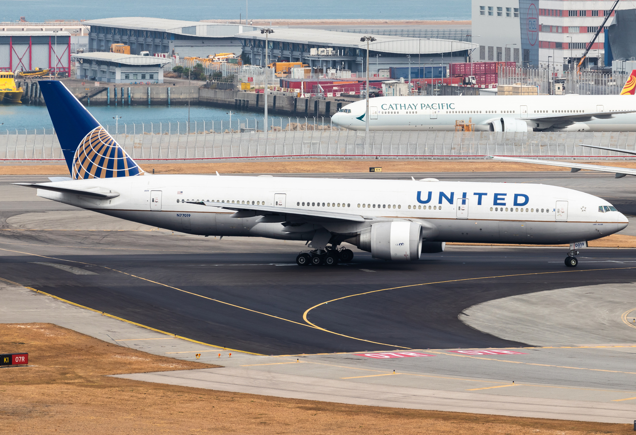 Full size: United Airlines Boeing 777-200ER N77019 at Hong Kong International Airport