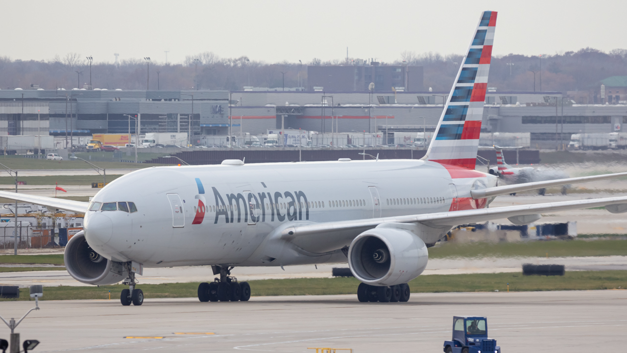 Full size: American Airlines Boeing 777-200ER N760AN at Chicago O'Hare International Airport