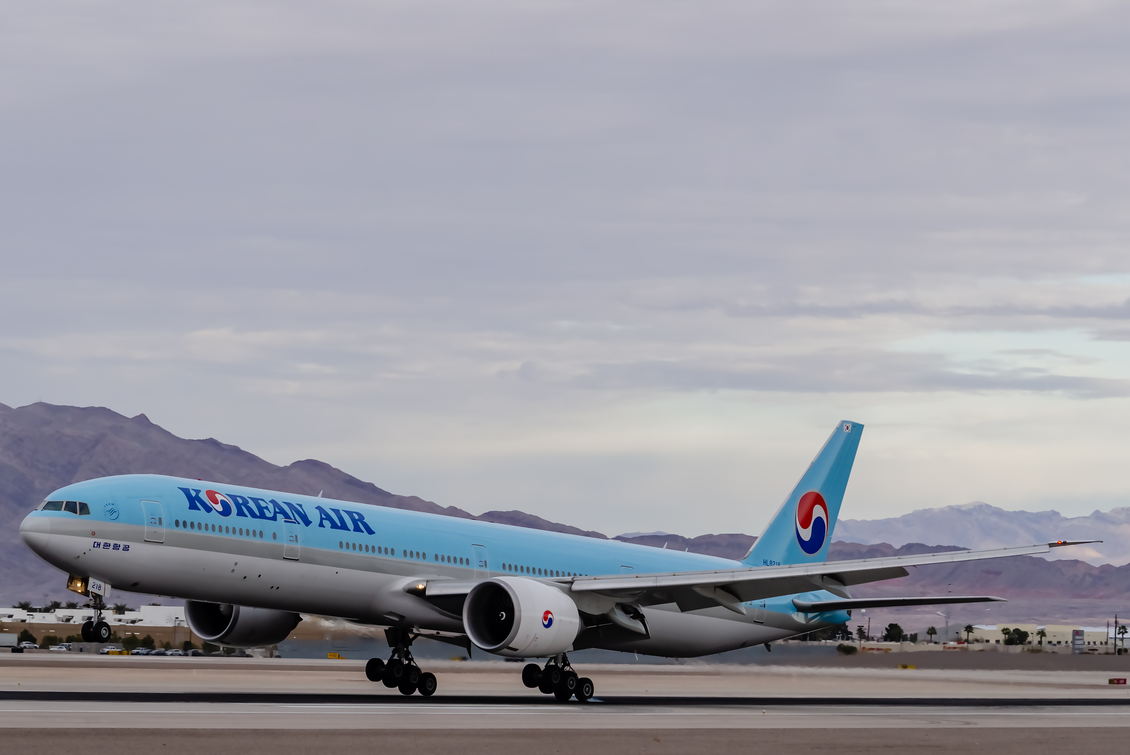 Full size: Korean Air Boeing 777-300ER HL8218 at Harry Reid International Airport