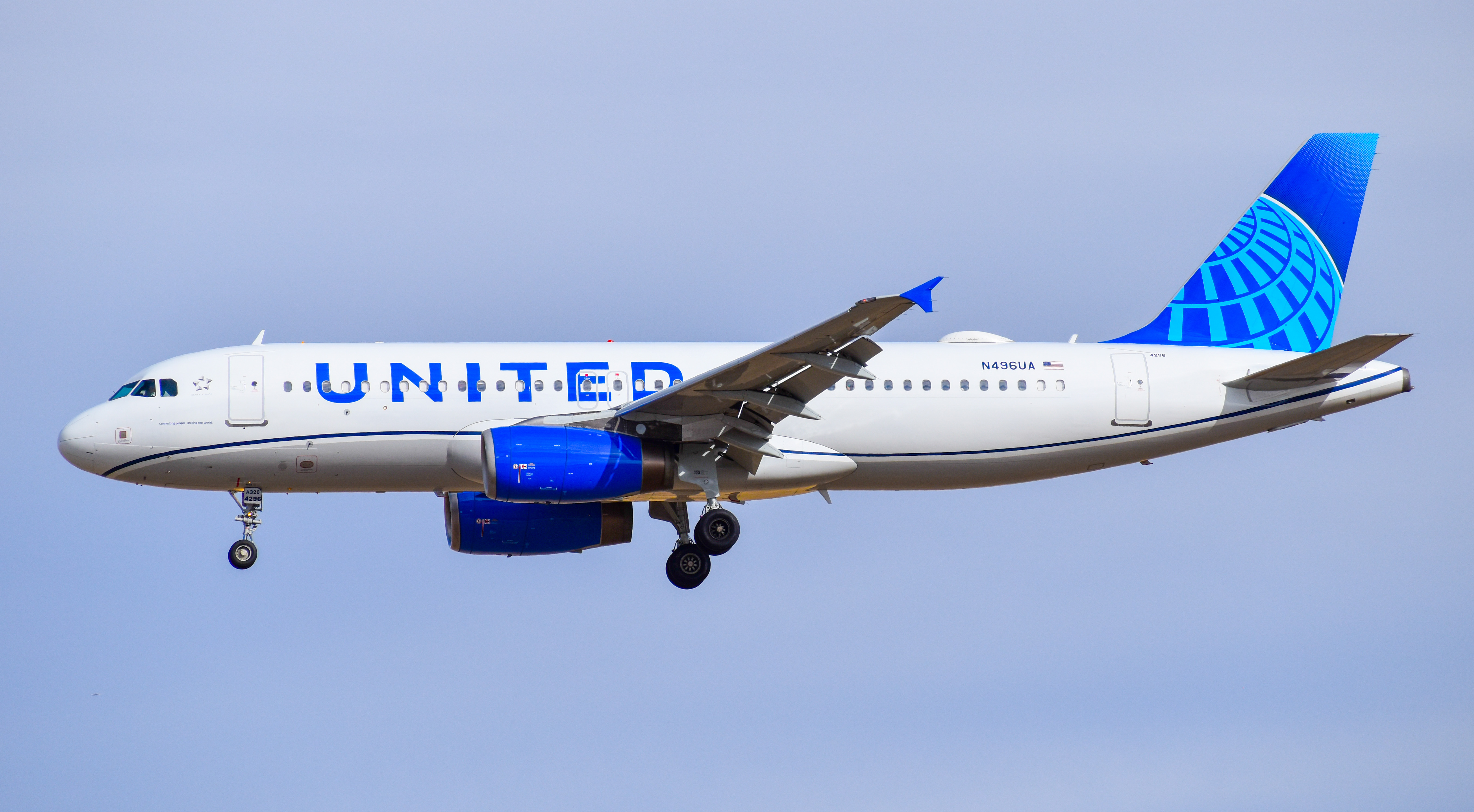 Full size: United Airlines Airbus A320 N496UA at Denver International Airport