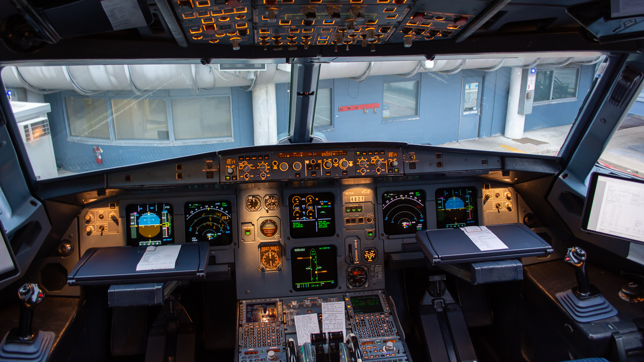 Full size: United Airlines Airbus A319 N821UA at Chicago O'Hare International Airport