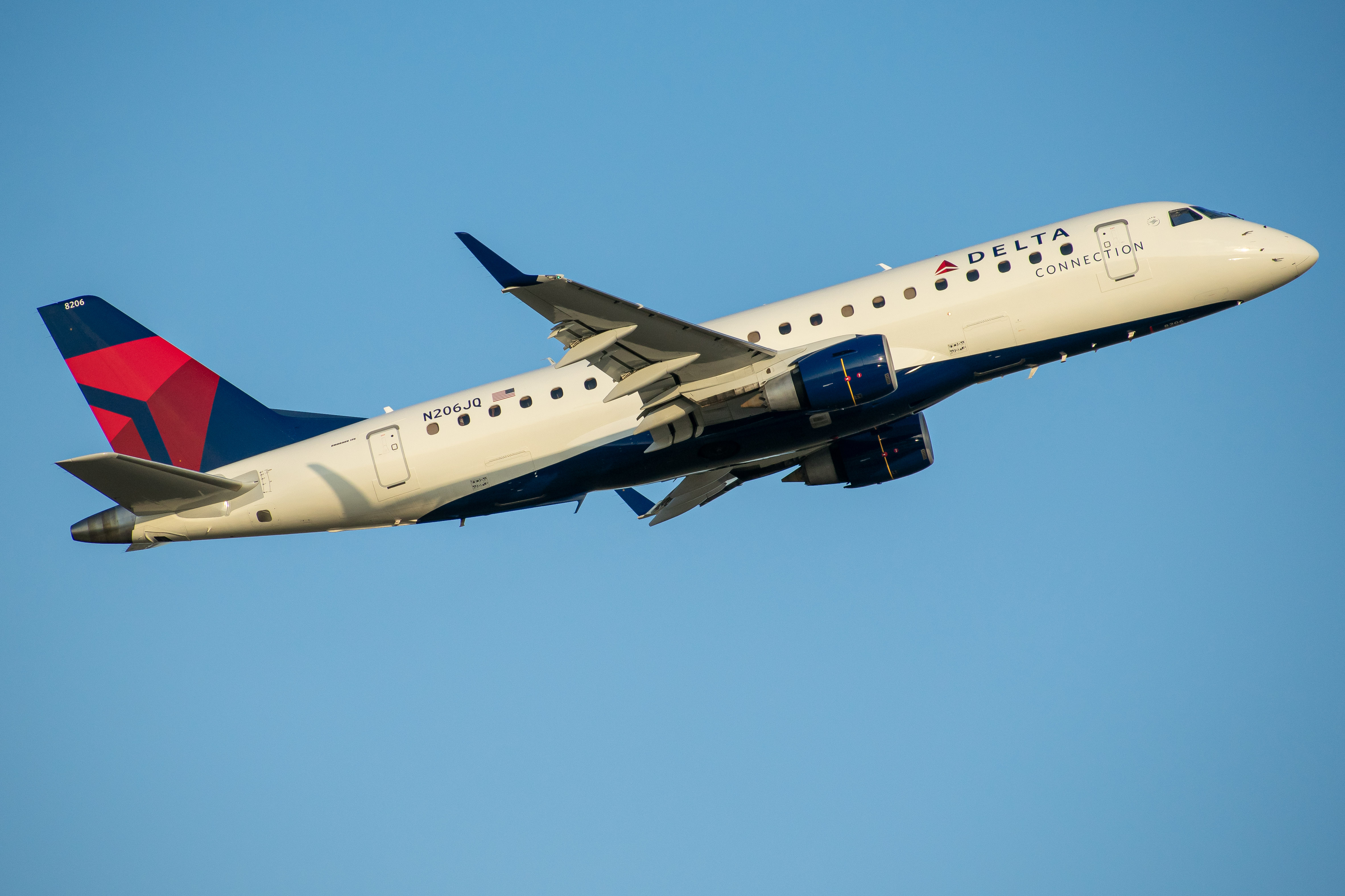 Full size: Delta Connection Embraer E175 N206JQ at Orlando International Airport