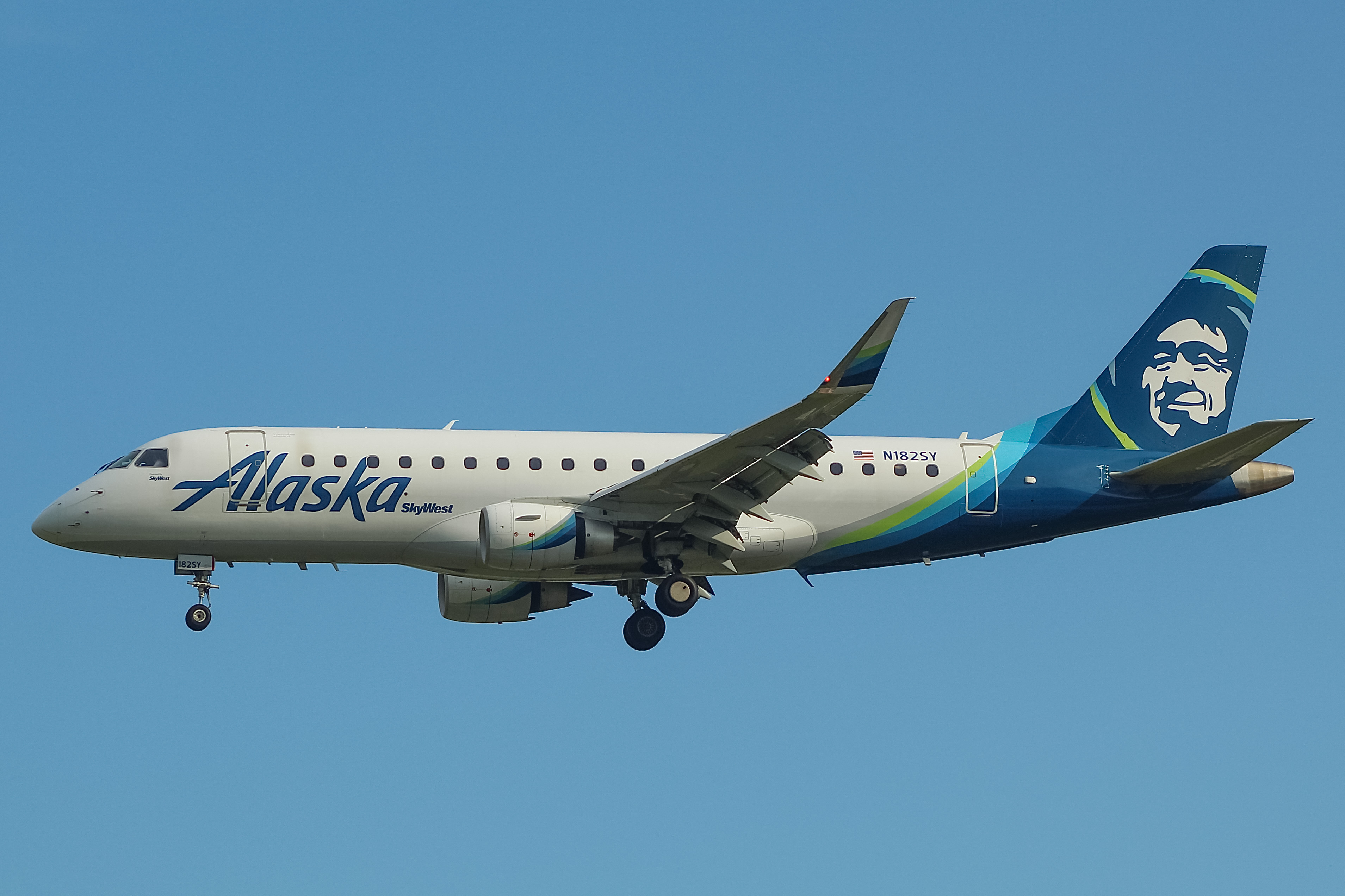 Full size: Alaska Airlines Embraer E175 N182SY at General Mitchell International Airport
