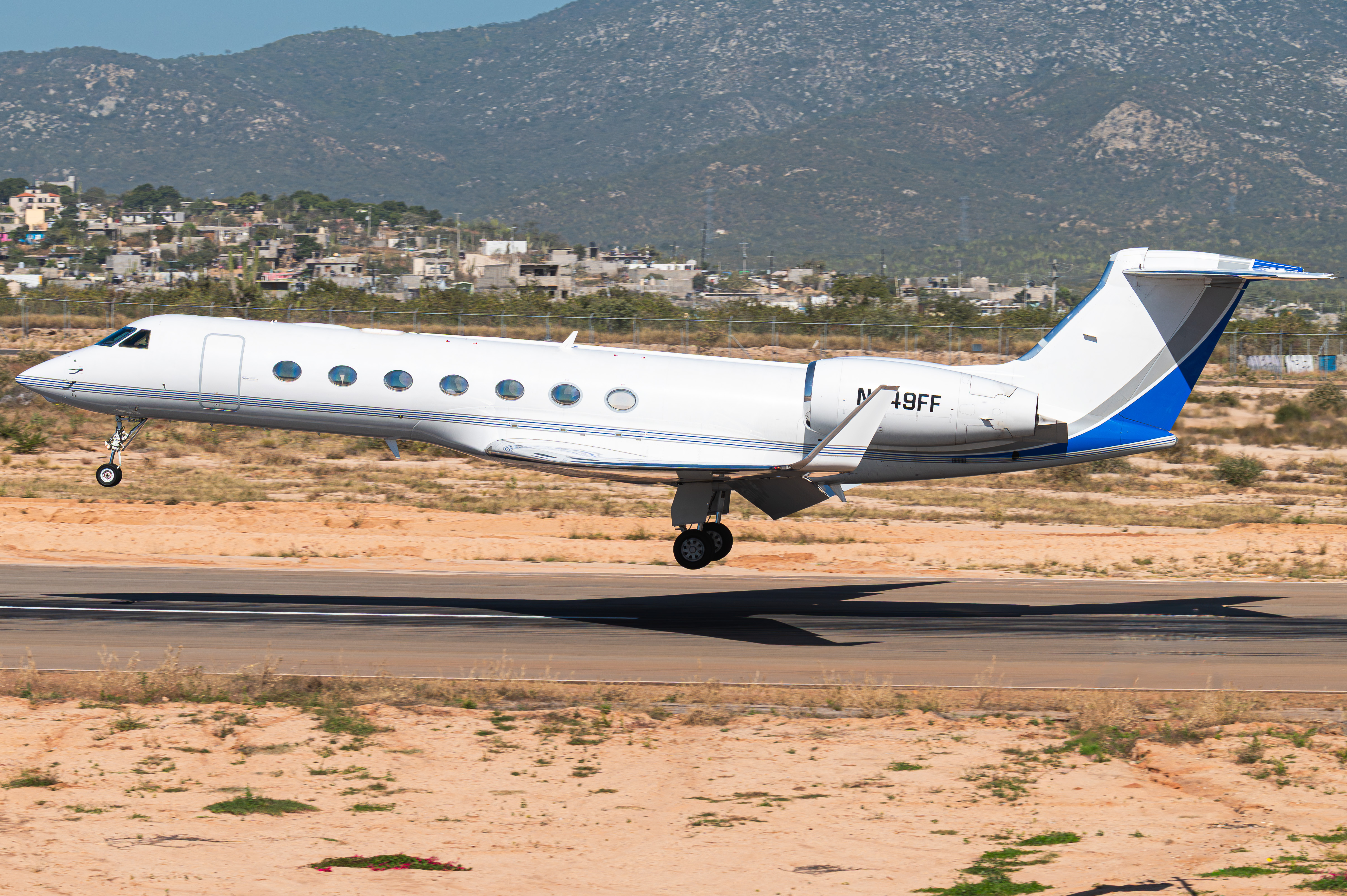 Full size: PRIVATE Gulfstream G550 N949FF at Aeropuerto de Cabo San Lucas Internacional