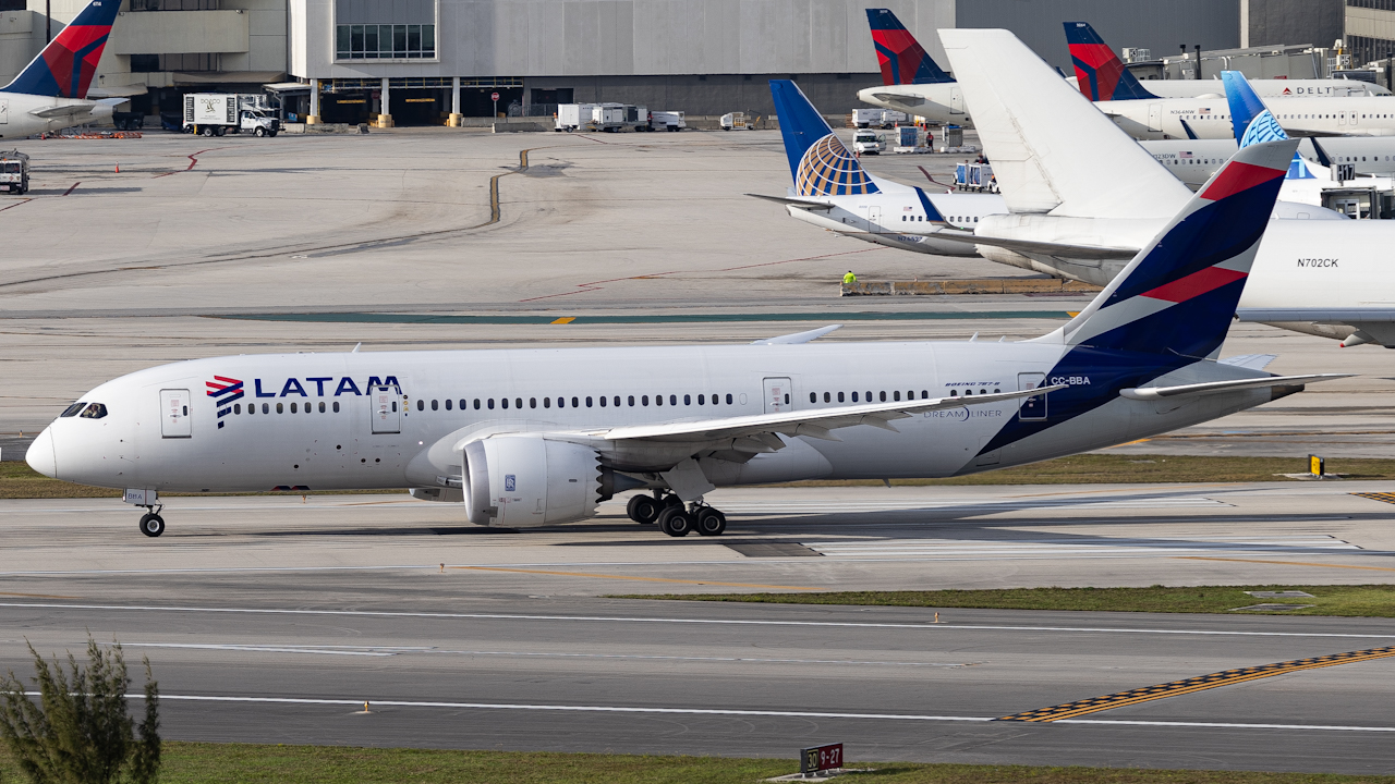 Full size: LATAM Boeing 787-8 CC-BBA at Miami International Airport