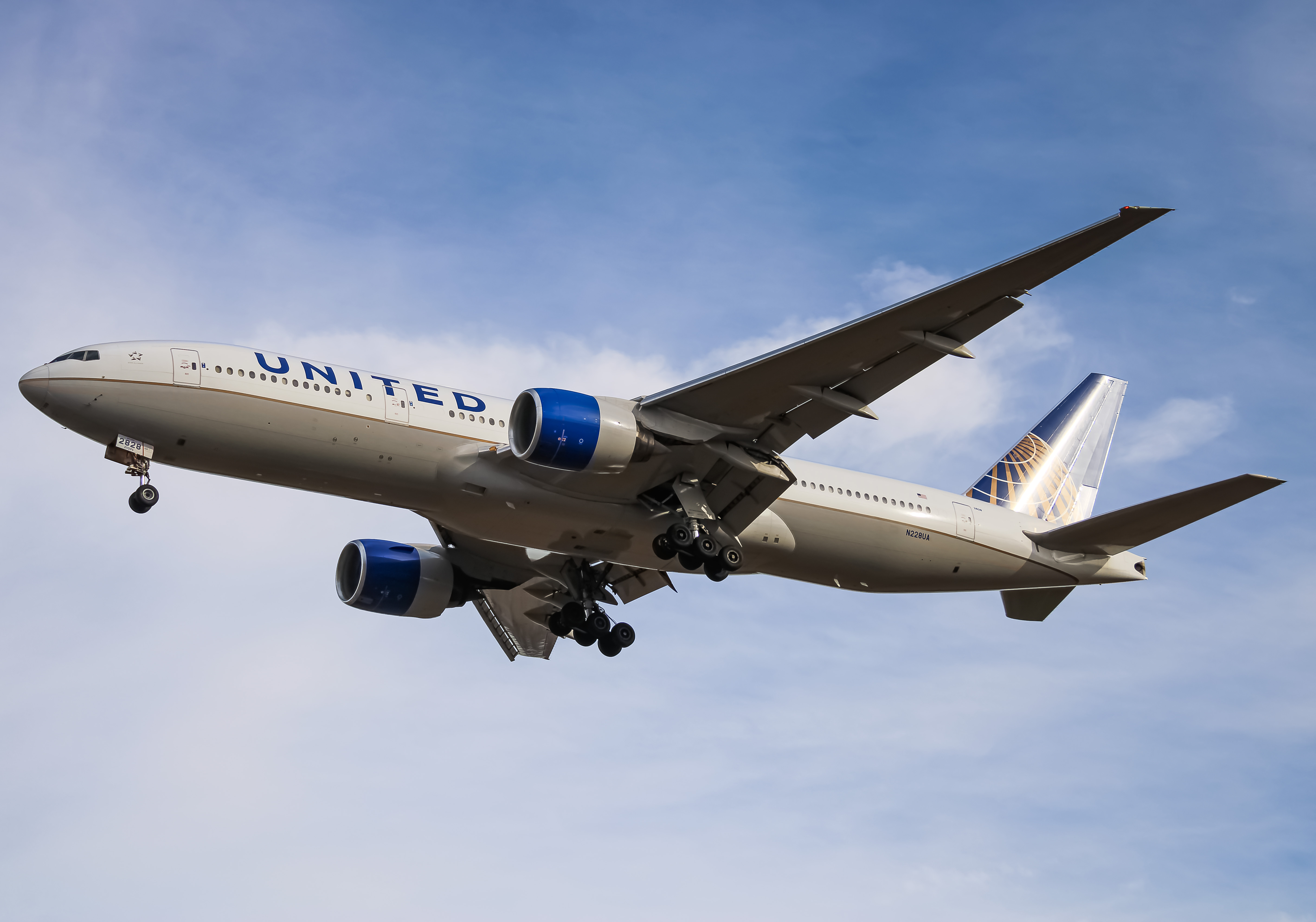 Full size: United Airlines Boeing 777-200 N228UA at Washington Dulles International Airport