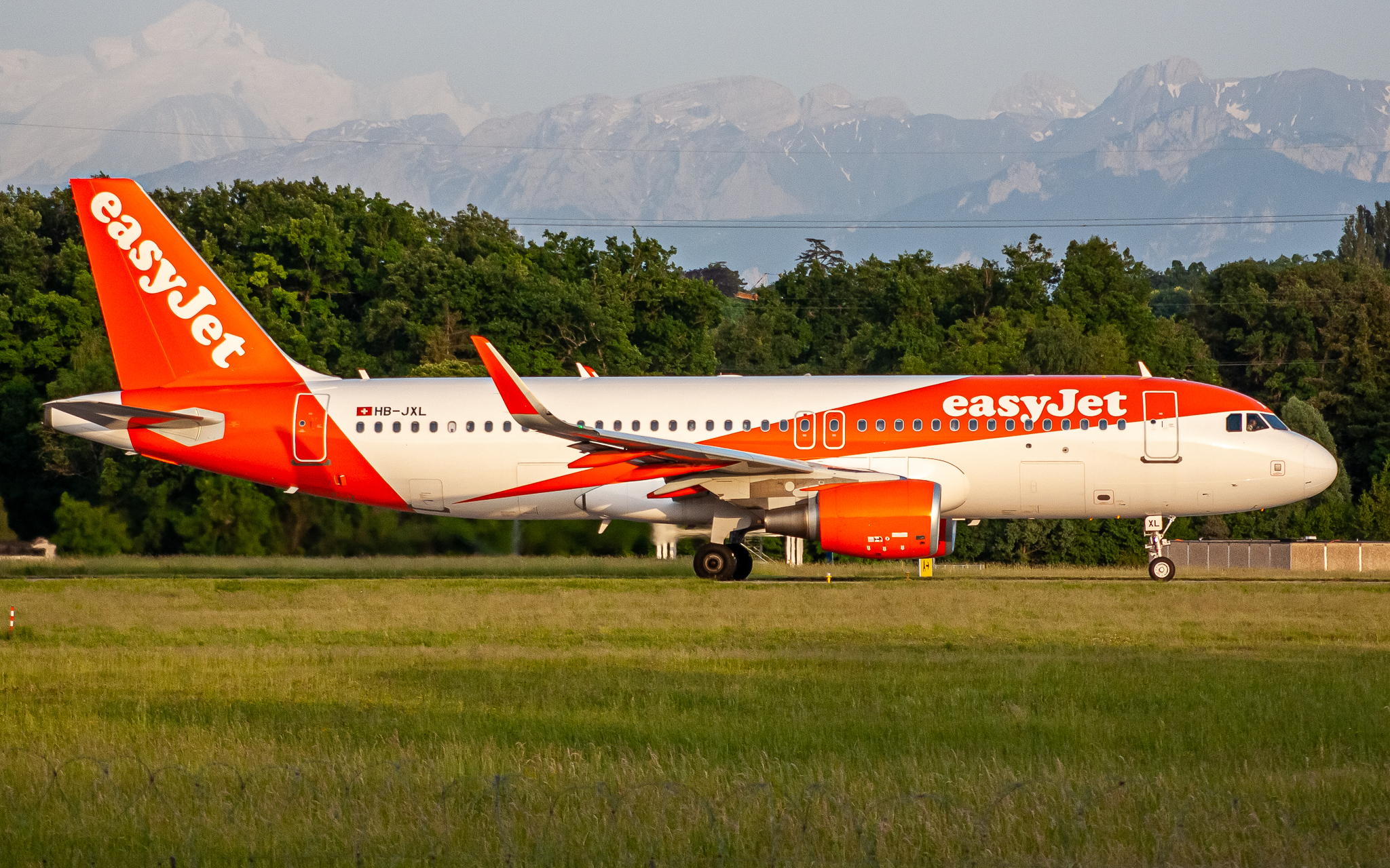 Full size: EasyJet Airbus A320 HB-JXL at Geneve Aeroport