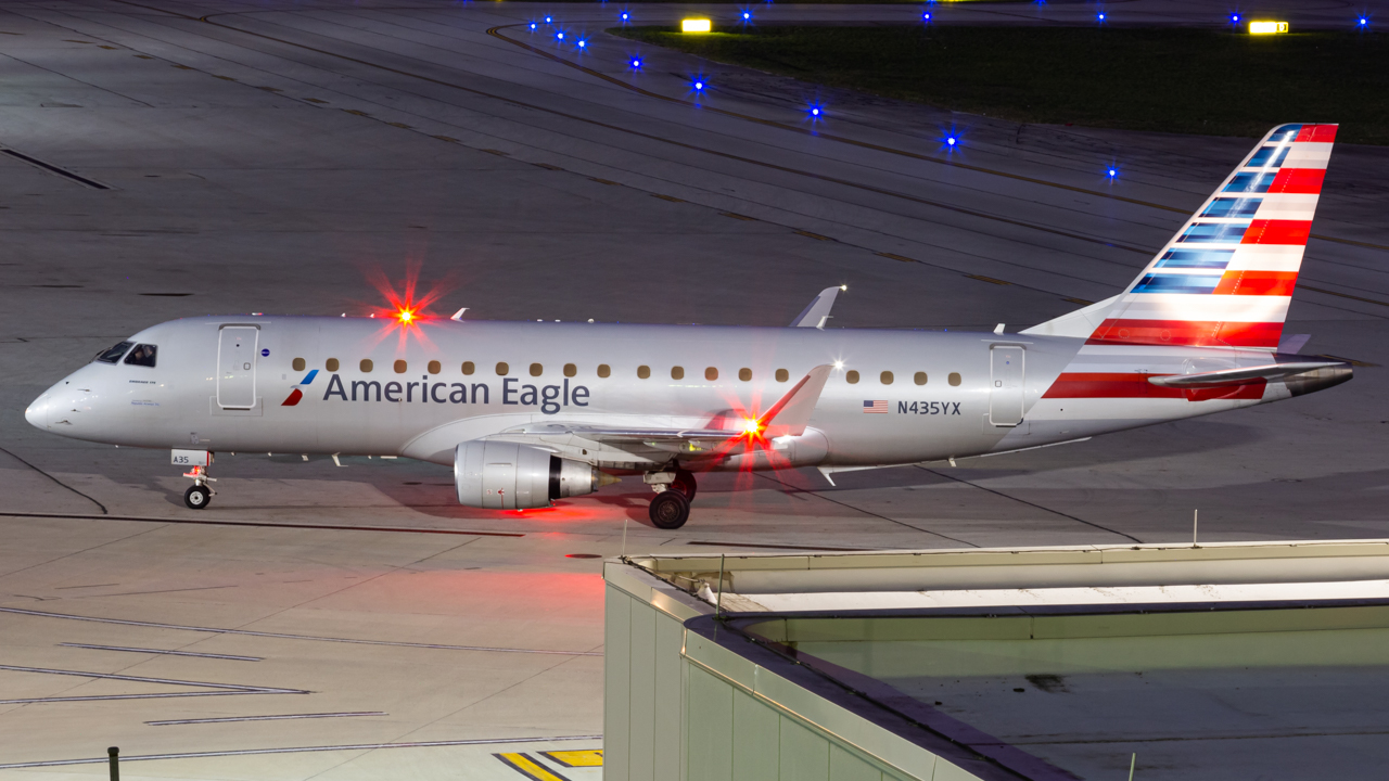 Full size: American Eagle Embraer E175 N435YX at John Glenn Columbus International Airport