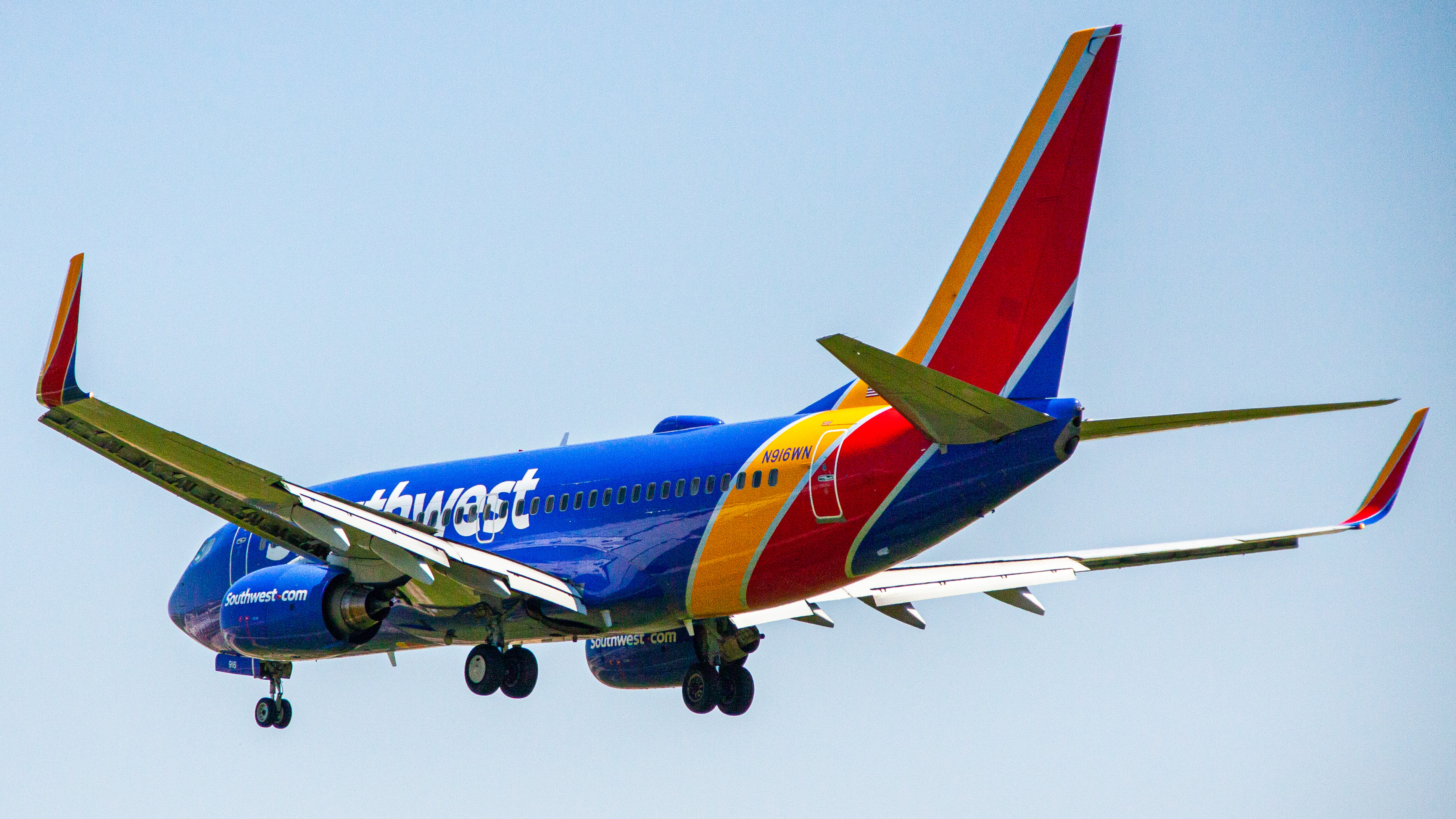 Full size: Southwest Airlines Boeing 737-700 N916WN at William P Hobby Airport