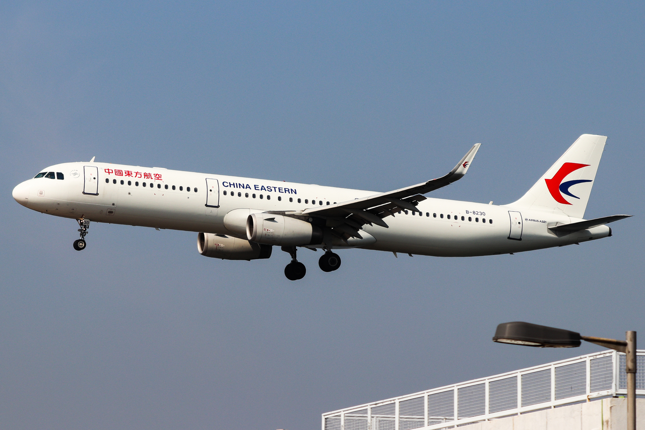 Full size: China Eastern Airlines Airbus A321-200 B-8230 at Hong Kong International Airport