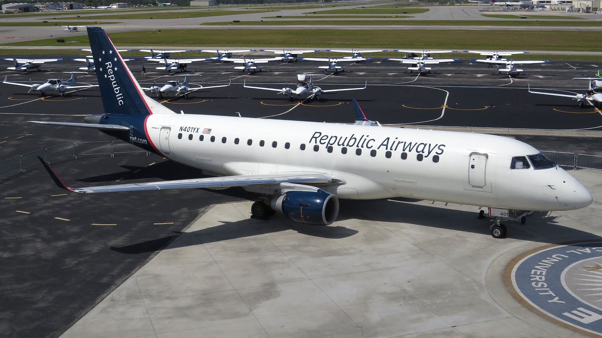 Full size: Republic Airways Embraer E175 N401YX at Daytona Beach International Airport