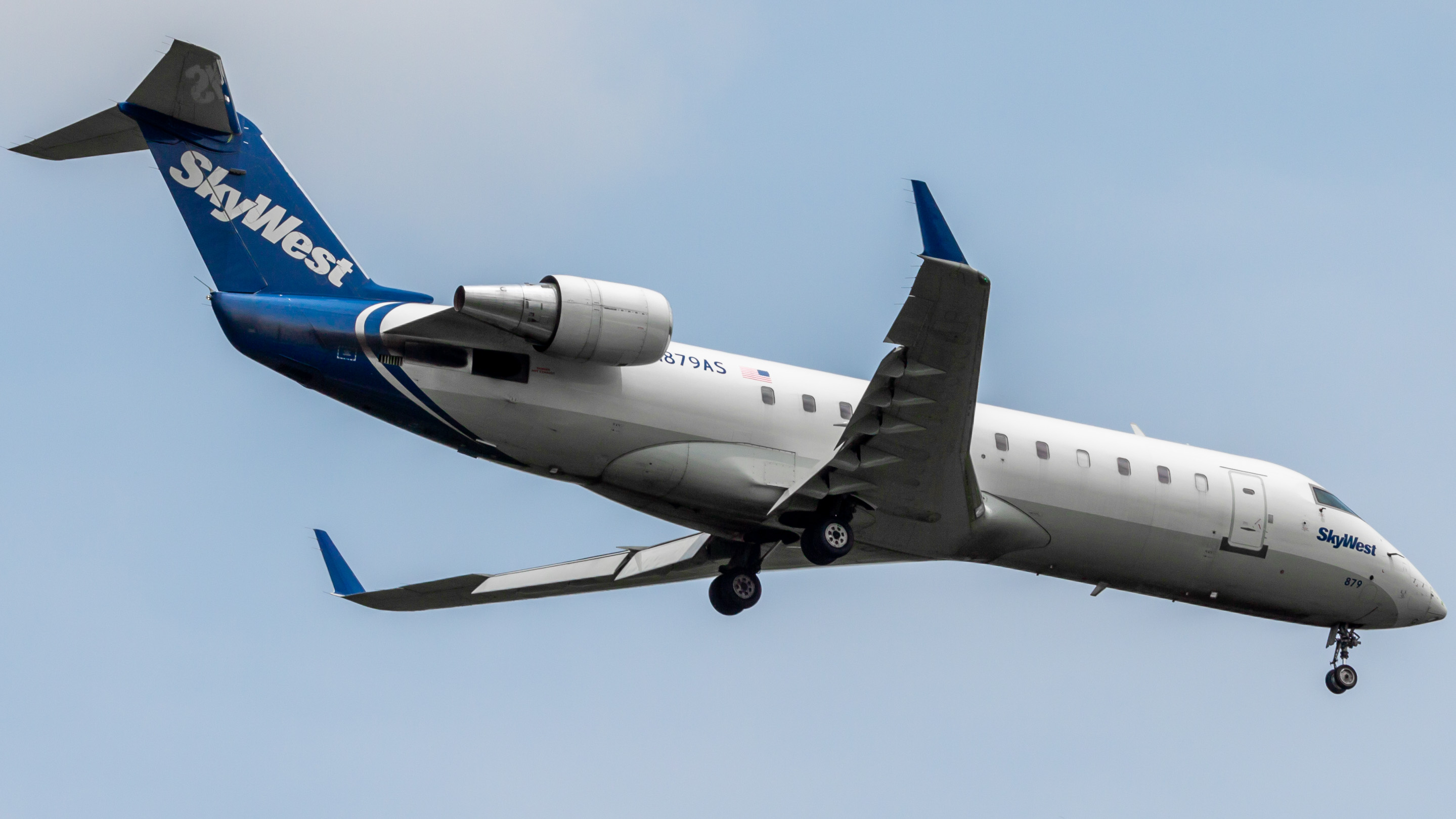 Full size: SkyWest Airlines Mitsubishi CRJ-200 N879AS at Houston-George Bush Intercontinental Airport