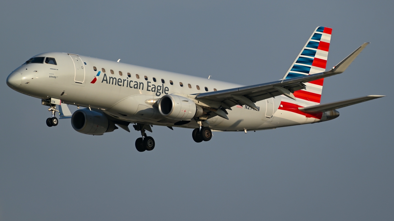 Full size: American Airlines Embraer E175 N274NN at Dallas-Fort Worth International Airport